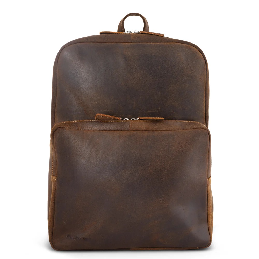 Levier Sheffield Rugzak 16 Inch Bruin
De Levier Sheffield rugzak 16 inch bruin is gemaakt van hoogwaardig, robuust runderleer en combineert een stijlvolle uitstraling met optimaal gebruiksgemak. Dankzij de gevoerde rugzijde en schouderbanden geniet je van extra draagcomfort.
De rugzak beschikt over een ruim hoofdvak met een gepolsterd laptopvak voor laptops tot 16 inch, een vak voor adapter of netsnoer, een stretchvak voor je smartphone en handige opbergvakken voor pennen en pasjes. Achter de voorrits bevindt zich een extra opbergvak voor accessoires. De ge&iuml;ntegreerde RFID-bescherming helpt je bankpassen en paspoort te beschermen tegen skimmen. Afgewerkt met nikkelkleurige metalen details en een luxe voering.