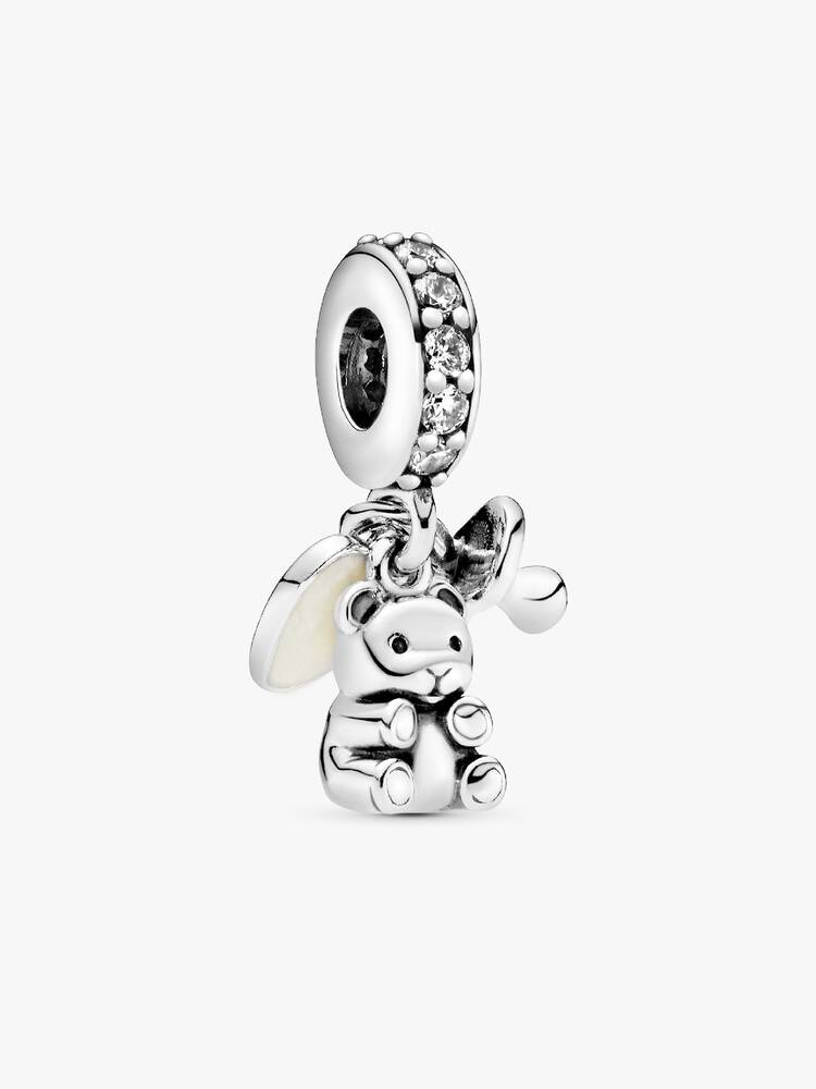 Of je de geboorte van een baby viert, of gewoon houdt van de kleine dingen in het leven - onze teddybeerbedel is een speelse toevoeging aan je armband. Deze sterlingzilver hangende bedel bevat drie baby-essentials: een zachte teddybeer, een troostend speentje en een liefhebbend hart. Hij is geaccentueerd met zilverkleurig emaille en zirkonia. De bedel is het perfecte cadeau voor een babyshower of een schattige aanvulling op je Pandora Moments-armband als persoonlijke herinnering aan je eigen bundel van vreugde.