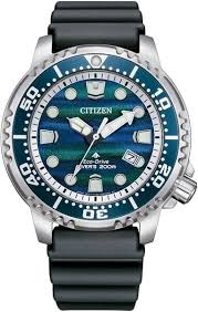 De Citizen BN0167-09W Promaster Marine Blue Ocean is een gelimiteerde duikhorloge-uitvoering met een opvallende blauwgroene wijzerplaat, ge&iuml;nspireerd op de kleuren van de oceaan. De 44 mm roestvrijstalen kast is voorzien van een eenzijdig draaibare duikring, geschroefde kroon en een duurzame bio-based urethaan band. Het Eco-Drive E168 uurwerk werkt op lichtenergie, waardoor een batterijwissel niet nodig is. Met een waterdichtheid van 20 bar en ISO 6425-certificering is dit horloge gebouwd voor zowel professionele duikers als liefhebbers van avontuurlijke sporthorloges. Wereldwijd zijn slechts 8.700 exemplaren geproduceerd.