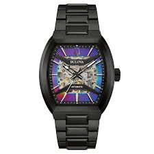 De Bulova 98A320 uit de Maquina-collectie is een opvallend automatisch herenhorloge met een modern en technisch design. De zwarte roestvrijstalen kast van 40 mm wordt gecombineerd met een bijzondere skeleton wijzerplaat met kleurrijke accenten, waardoor het mechanische uurwerk zichtbaar blijft. Het automatische 8N26 uurwerk beschikt over 21 jewels en een gangreserve van circa 42 uur. Het horloge is voorzien van ontspiegeld gebold saffierglas, een transparante achterdeksel en een waterdichtheid tot 5 bar. Een unieke keuze voor liefhebbers van moderne mechanische horloges met een uitgesproken uitstraling.
