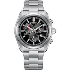 De Citizen AT2590-59E is een moderne chronograaf met een sportieve uitstraling en een ultralichte Super Titanium&trade; kast en band. De zwarte wijzerplaat met subtellers wordt aangedreven door het betrouwbare Eco-Drive H504 uurwerk, dat werkt op lichtenergie en daardoor geen batterijwissel nodig heeft. Met een stopwatch, datumaanduiding, 24-uursweergave en een comfortabele 40 mm kast is dit horloge ideaal voor dagelijks gebruik. Dankzij de duurzame Duratect-coating is het titanium extra krasbestendig en blijft het horloge langdurig mooi.