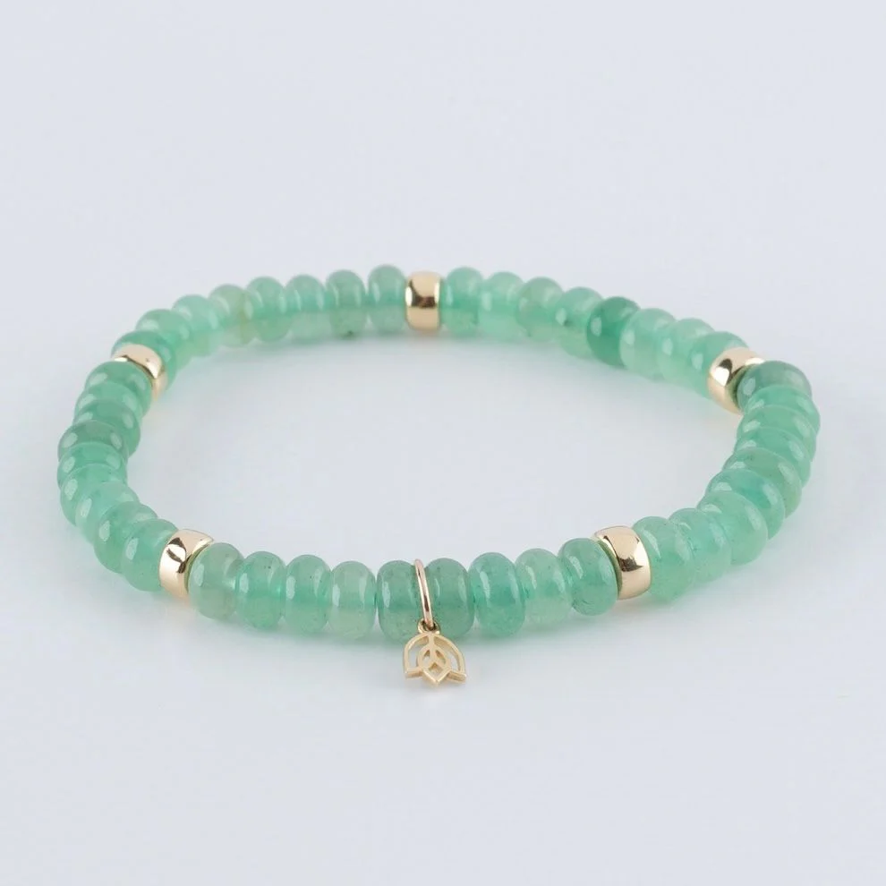 Y&G Groene aventurijn, Edelstenen armband (6x4mm kralen) Vijf 14k gouden beads (6mm) & tulp logo

Onze armbanden hebben een luxe uitstraling, zijn perfect om solo te dragen, maar je kunt ze uiteraard ook combineren.