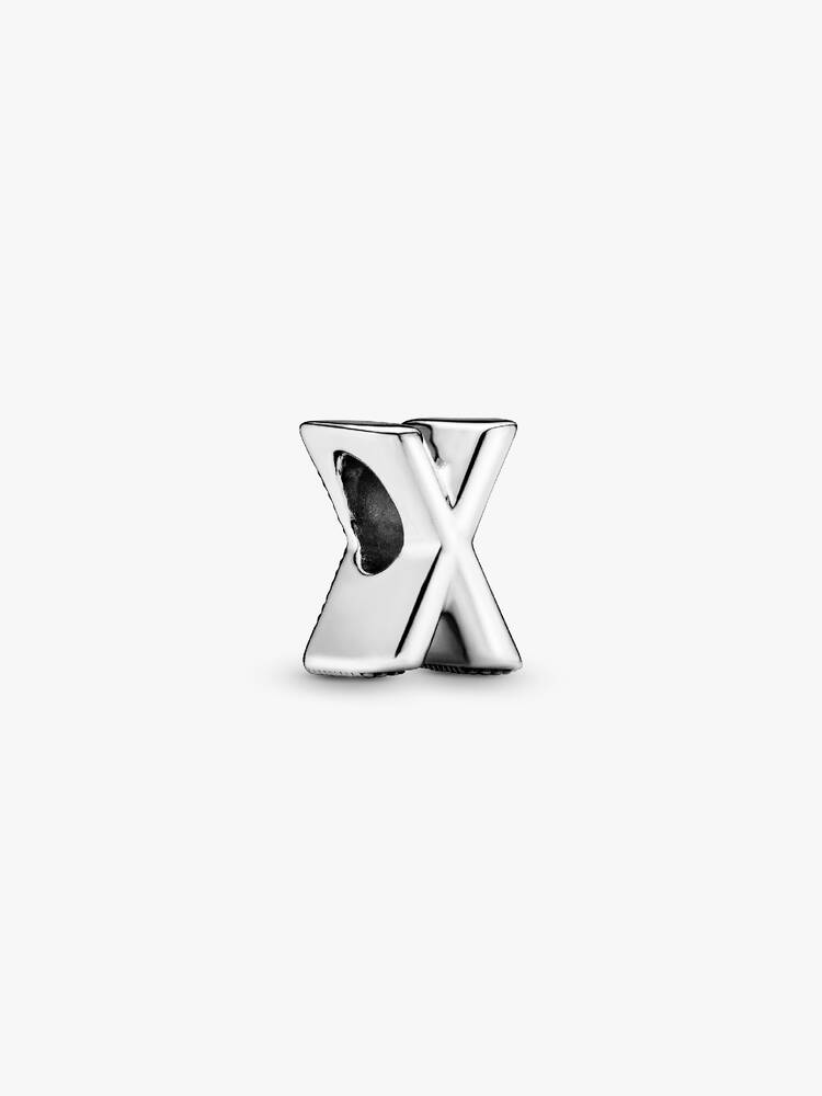 Vertel jouw verhaal met onze letterbedels waarmee je woorden kunt spellen die voor jou betekenisvol zijn. Versier je Pandora Moments-bedelarmband met belangrijke initialen of schrijf een persoonlijk bericht met de letter X. De omkeerbare bedel van sterlingzilver is aan de voorkant gepolijst en de achterkant is geaccentueerd met verhoogde harten en kraaltjes. Voeg de letter X toe aan je bedelcollectie of geef hem geschenk aan iemand die een speciale connectie heeft met deze letter.

