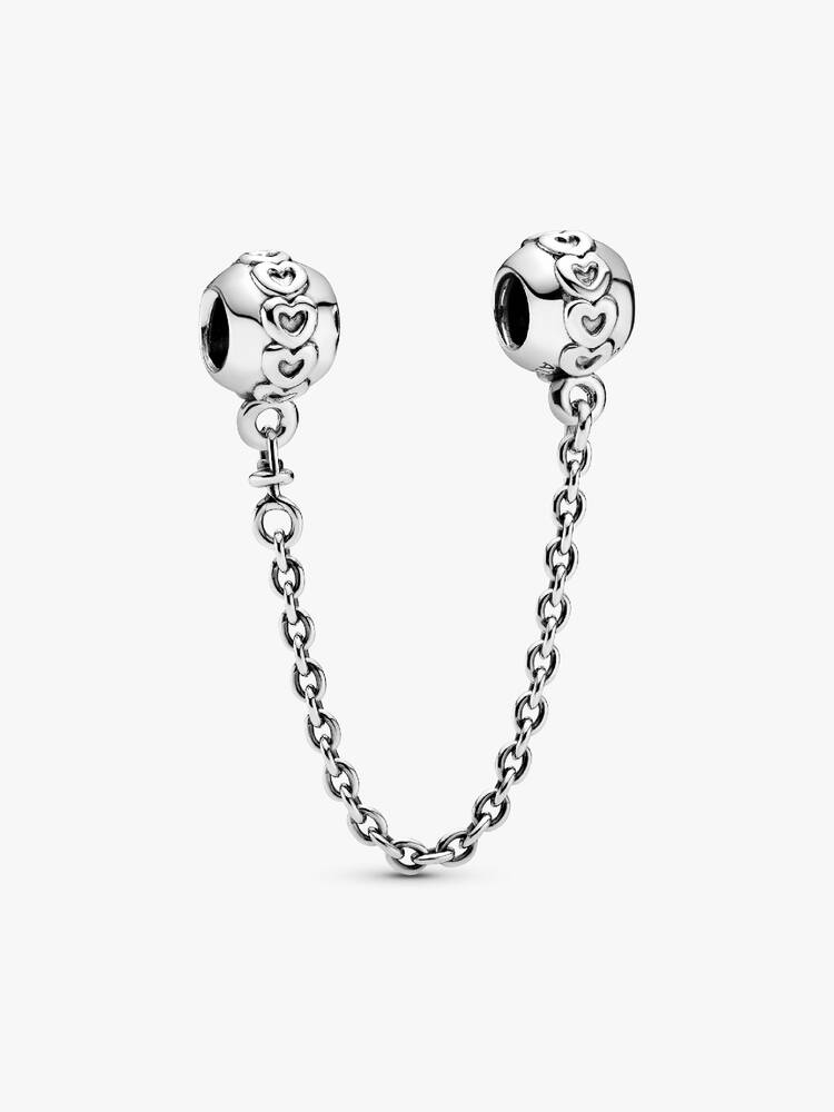 Geef je armbandstyling een romantische touch. Deze mooie Pandora-veiligheidsketting, die met de hand is afgewerkt in sterlingzilver, houdt je bedels veilig aan elke Pandora Moments-armband. De veiligheidsketting is minimaal gedecoreerd met verhoogde harten rondom elke sluiting en het draaiende uiteinde voorkomt dat het kettinkje in de knoop raakt tijdens het dragen. Rijg hem aan een kant van je armband voordat je bedels toevoegt en plaats het losse einde van de veiligheidsketting aan het andere uiteinde als al je bedels op hun plek zitten.

