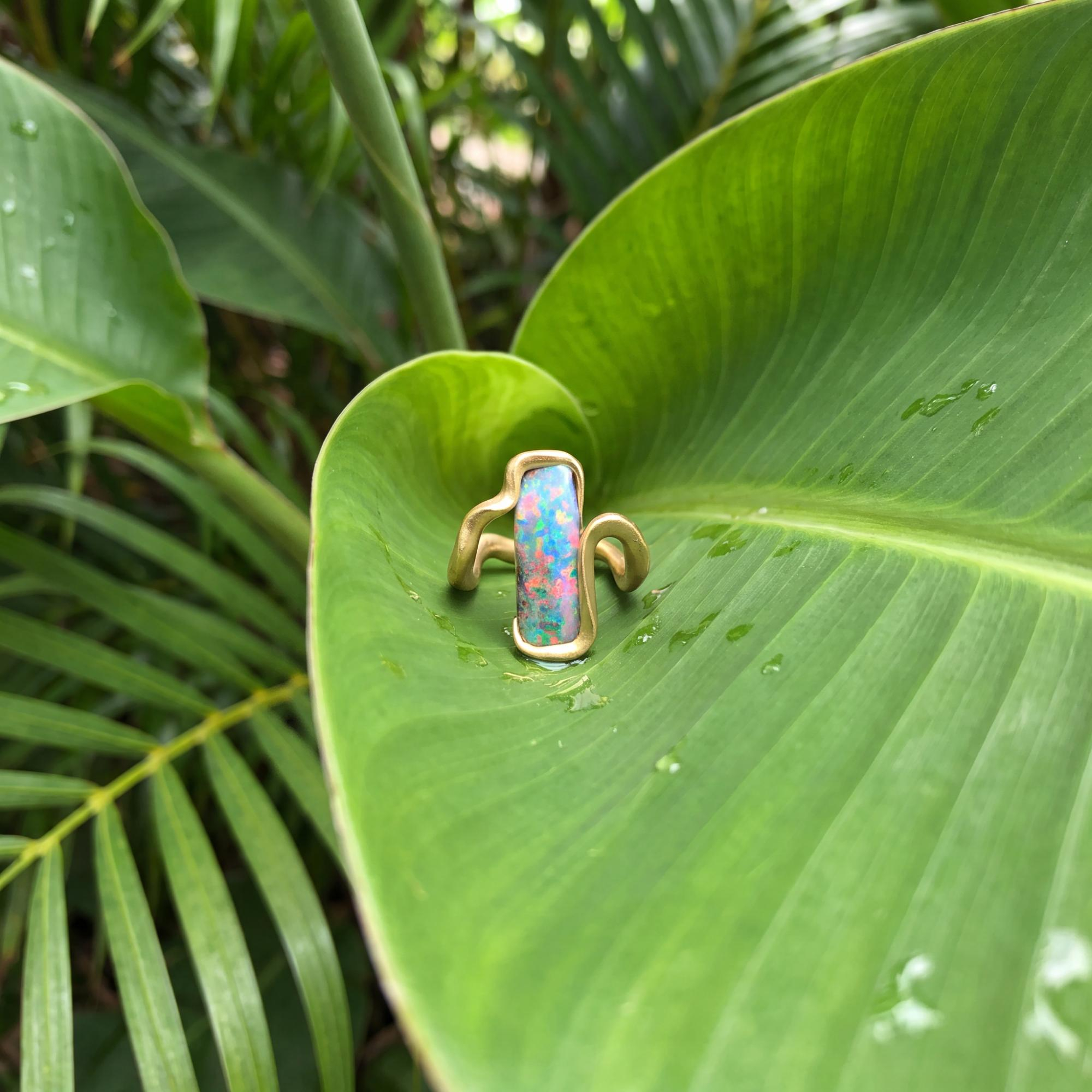 Der Smartcurve Ring Au 750 Opal 5,77 ct (Modellnummer: SMARTCURVE OPAL) ist ein luxuri&ouml;ses Schmuckst&uuml;ck der Kategorie JEWEL, speziell ein RING. Perfekt f&uuml;r elegante Anl&auml;sse oder als stilvolles Accessoire im Alltag. Tragen Sie ihn an Ihrem Ringfinger, um seine Sch&ouml;nheit optimal zur Geltung zu bringen und Eleganz zu auszustrahlen. Ringweite kann individuell angepasst werden.
