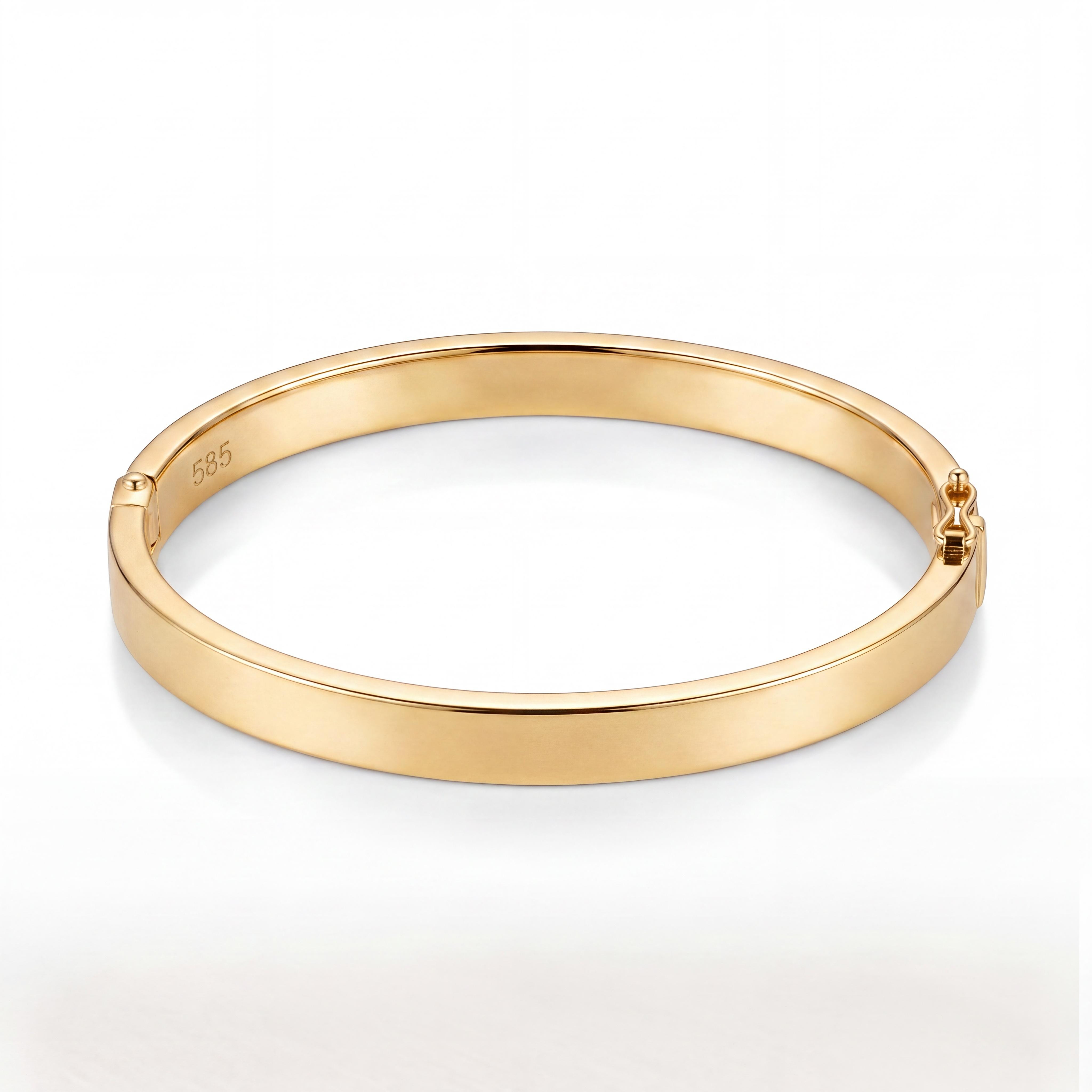 Op zoek naar een moderne klassieker met een solide uitstraling? Deze vlakke 14 karaat gouden slavenarmband (bangle) van Juwelier Rijk Amsterdam is een prachtig statement sieraad. Dankzij het strakke, platte design heeft deze armband een eigentijdse look die luxe en minimalisme perfect combineert.

Robuust, elegant en tijdloos
Met een breedte van 6 mm is deze gouden bangle een opvallende verschijning om de pols, zonder te zwaar te worden. De armband heeft een binnendiameter van 60 mm en is vervaardigd uit hoogwaardig 14 karaat geelgoud. Met een gewicht van circa 8 gram voelt de armband heerlijk solide en luxueus aan.

Het vlakke profiel zorgt voor een strakke lichtreflectie en sluit prachtig aan op de pols. Een duurzaam sieraad van pure kwaliteit, ontworpen om een leven lang te dragen en te koesteren.