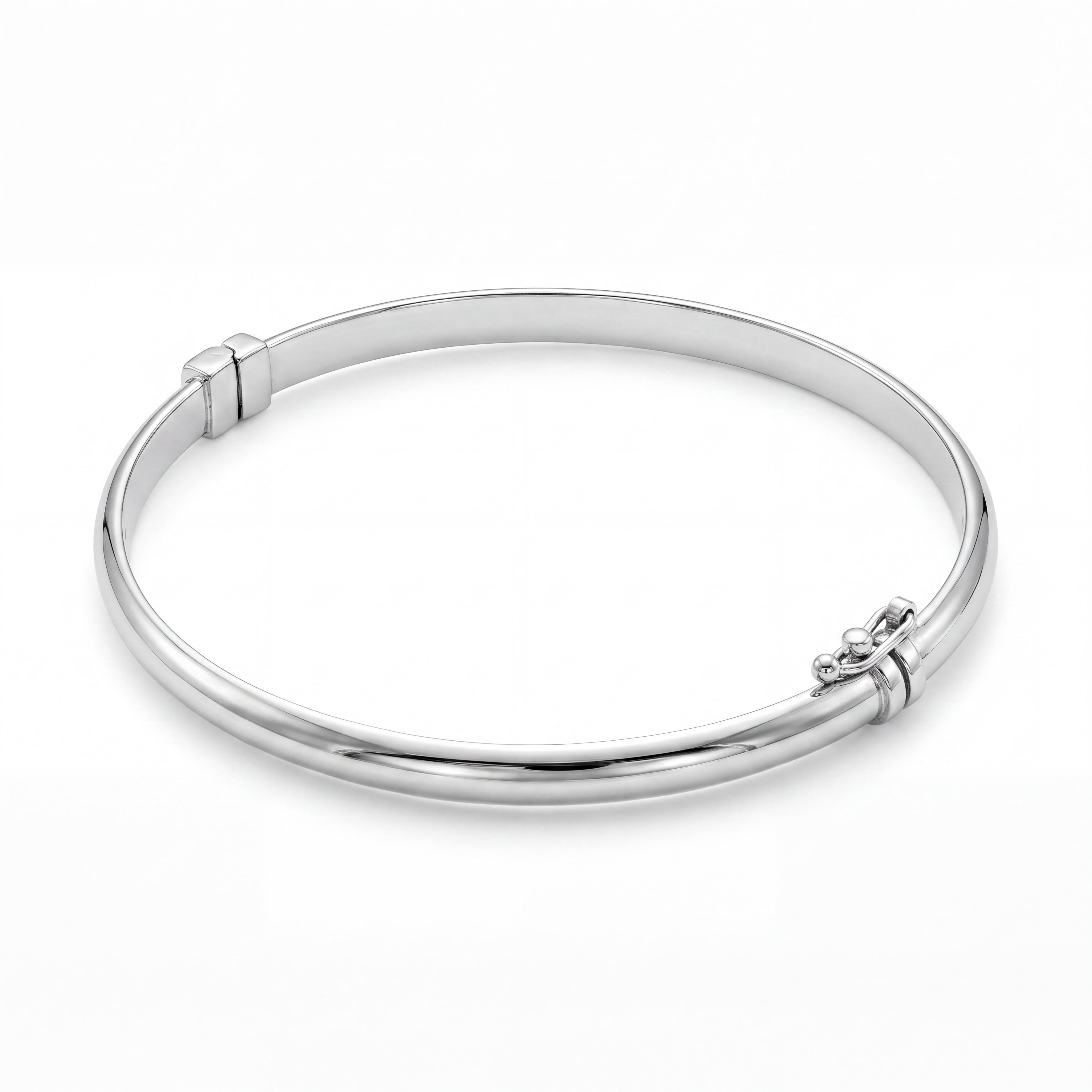 Bent u op zoek naar een modern sieraad met een ingetogen, luxe uitstraling? Deze ovale witgouden slavenarmband (bangle) van Juwelier Rijk Amsterdam combineert tijdloze klasse met een eigentijds design. Vervaardigd uit hoogwaardig 14 karaat witgoud, biedt deze armband een prachtige, koele glans die moeiteloos bij iedere outfit past.

Perfecte ovale pasvorm & optimaal draagcomfort
Dankzij de ovale vorm sluit deze witgouden bangle perfect aan op de natuurlijke contouren van uw pols. Dit zorgt er niet alleen voor dat de armband uiterst comfortabel draagt, maar voorkomt ook dat hij hinderlijk gaat draaien. Met een subtiele breedte van 4.2 mm en een binnendiameter van 59 mm (maat 59) heeft de armband een verfijnde, elegante uitstraling.

Met een solide gewicht van circa 7 gram voelt de armband direct aan als een kwaliteitsstuk. Een schitterende toevoeging aan uw eigen collectie of een onvergetelijk cadeau voor een bijzonder moment.