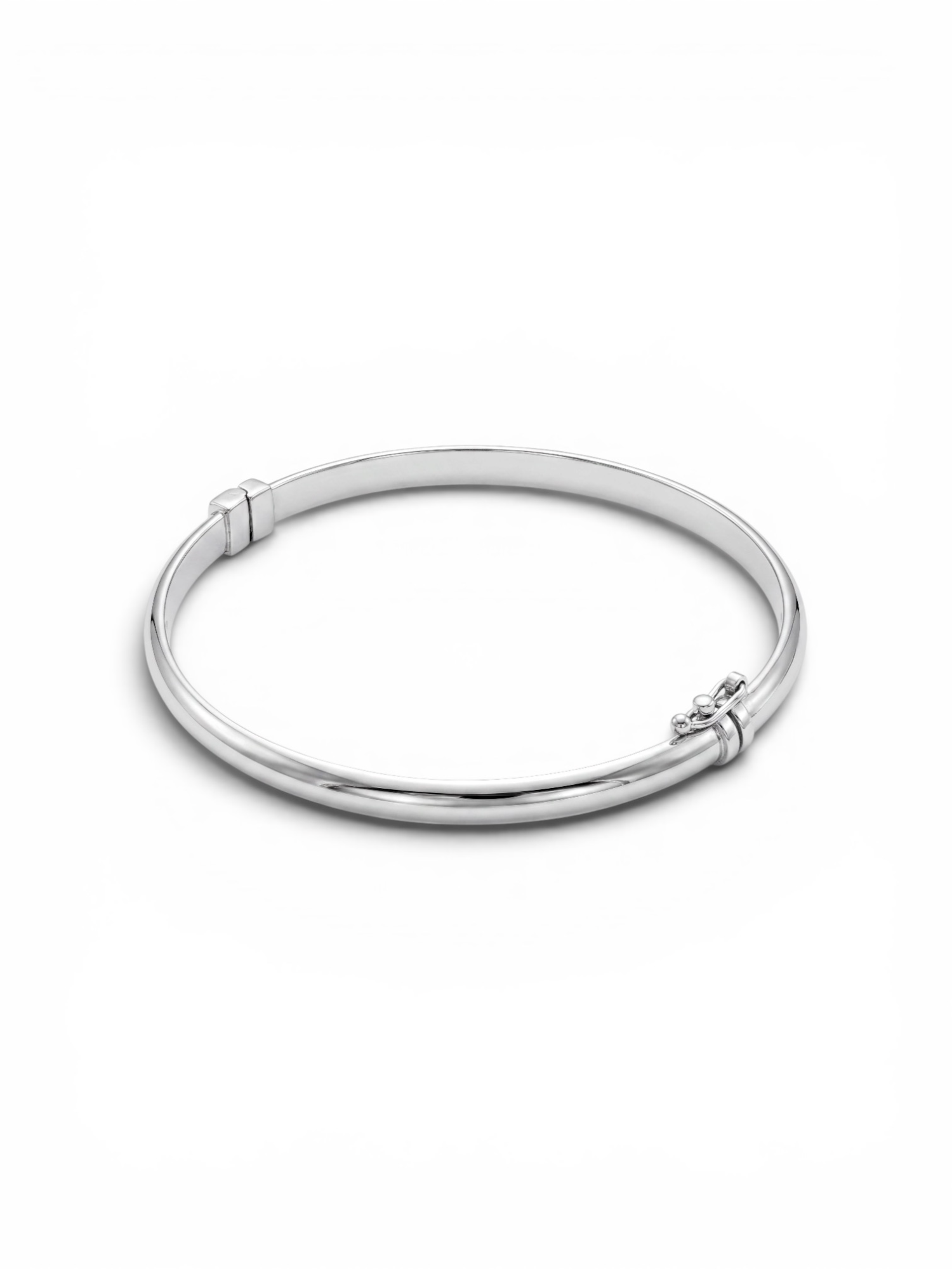 Subtiel, elegant en van een ongekende klasse. Deze fijne ovale witgouden slavenarmband (bangle) van Juwelier Rijk Amsterdam is het perfecte sieraad voor wie houdt van minimalistische luxe. Vervaardigd uit hoogwaardig 14 karaat witgoud, biedt deze armband een tijdloze, koele schittering die moeiteloos past bij iedere gelegenheid.

Subtiel design & optimaal draagcomfort
Met een verfijnde breedte van 3.5 mm valt deze witgouden bangle subtiel en gracieus om de pols. Dankzij de ovale vorm sluit de armband perfect aan op de natuurlijke anatomie van de pols, waardoor hij niet gaat draaien en de hele dag door uiterst comfortabel zit.

De armband heeft een binnendiameter van 59 mm (maat 59) en weegt circa 4.5 gram. Dit maakt het een heerlijk licht en draagbaar sieraad dat ook uitstekend geschikt is om te combineren in een stijlvolle armbandenstack (layering).