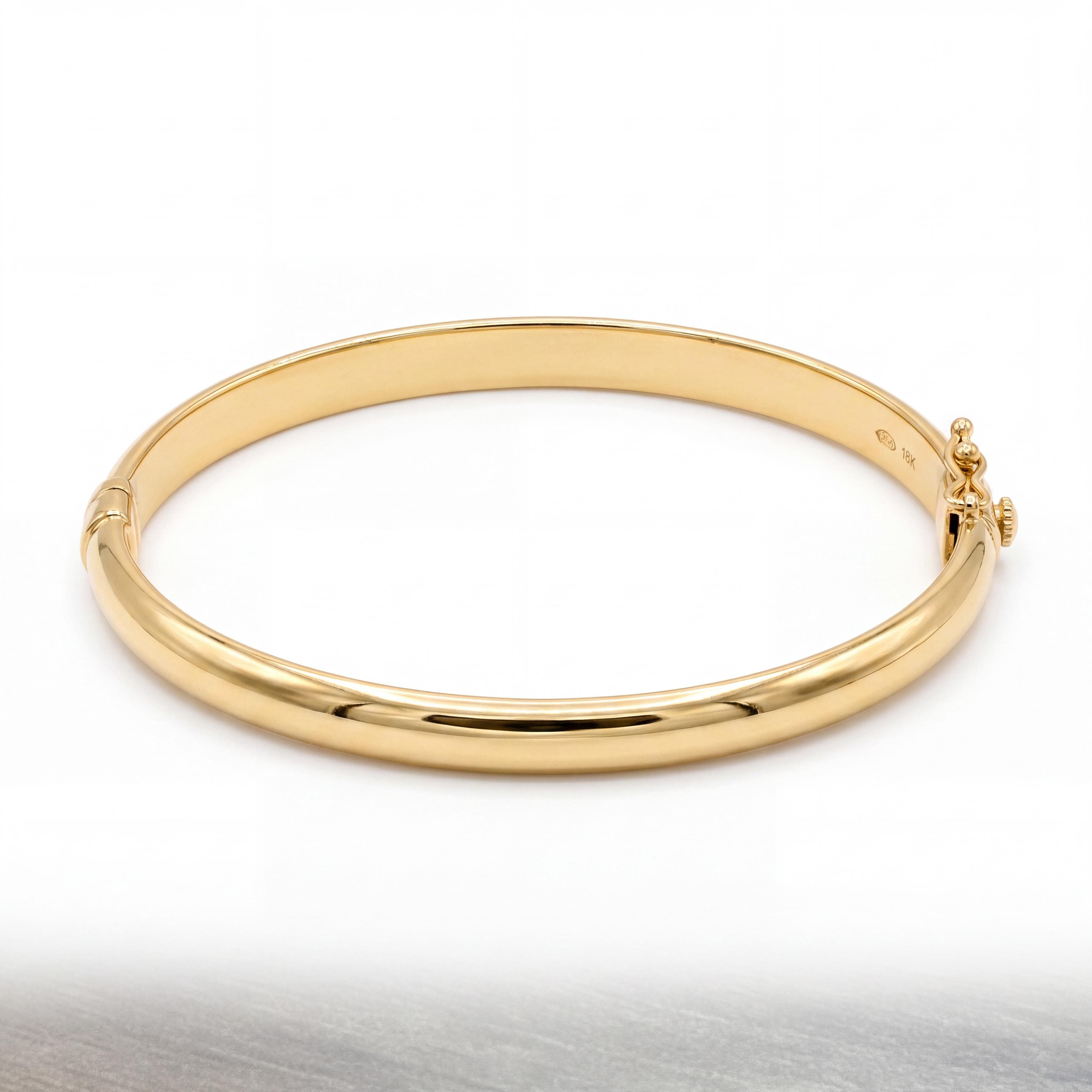 Kies voor de ultieme balans tussen elegantie, comfort en betrouwbaarheid. Deze prachtige ovale 14 karaat gouden slavenarmband (bangle) van Juwelier Rijk Amsterdam is een tijdloos sieraad dat luxe uitstraalt. Met zijn hoogglanzende afwerking en stevige constructie is dit een armband die ontworpen is om dag in, dag uit te schitteren om uw pols.

Perfecte pasvorm met hoogwaardige veiligheidssluiting
Dankzij de doordachte ovale vorm volgt deze gouden bangle de natuurlijke contouren van de pols. Dit zorgt voor een uitzonderlijk hoog draagcomfort en voorkomt dat de armband ongewenst gaat draaien. Het sieraad heeft een mooie, aanwezige breedte van 6 mm en een solide gewicht van circa 7 gram, waardoor het een luxueus en substantieel gevoel geeft.

Voor uw gemoedsrust is deze slavenarmband uitgerust met een uiterst betrouwbare veiligheidssluiting (voorzien van een extra veiligheidsachtje). Zo weet u zeker dat de armband altijd veilig en stevig gesloten blijft, hoe actief uw dag ook is.