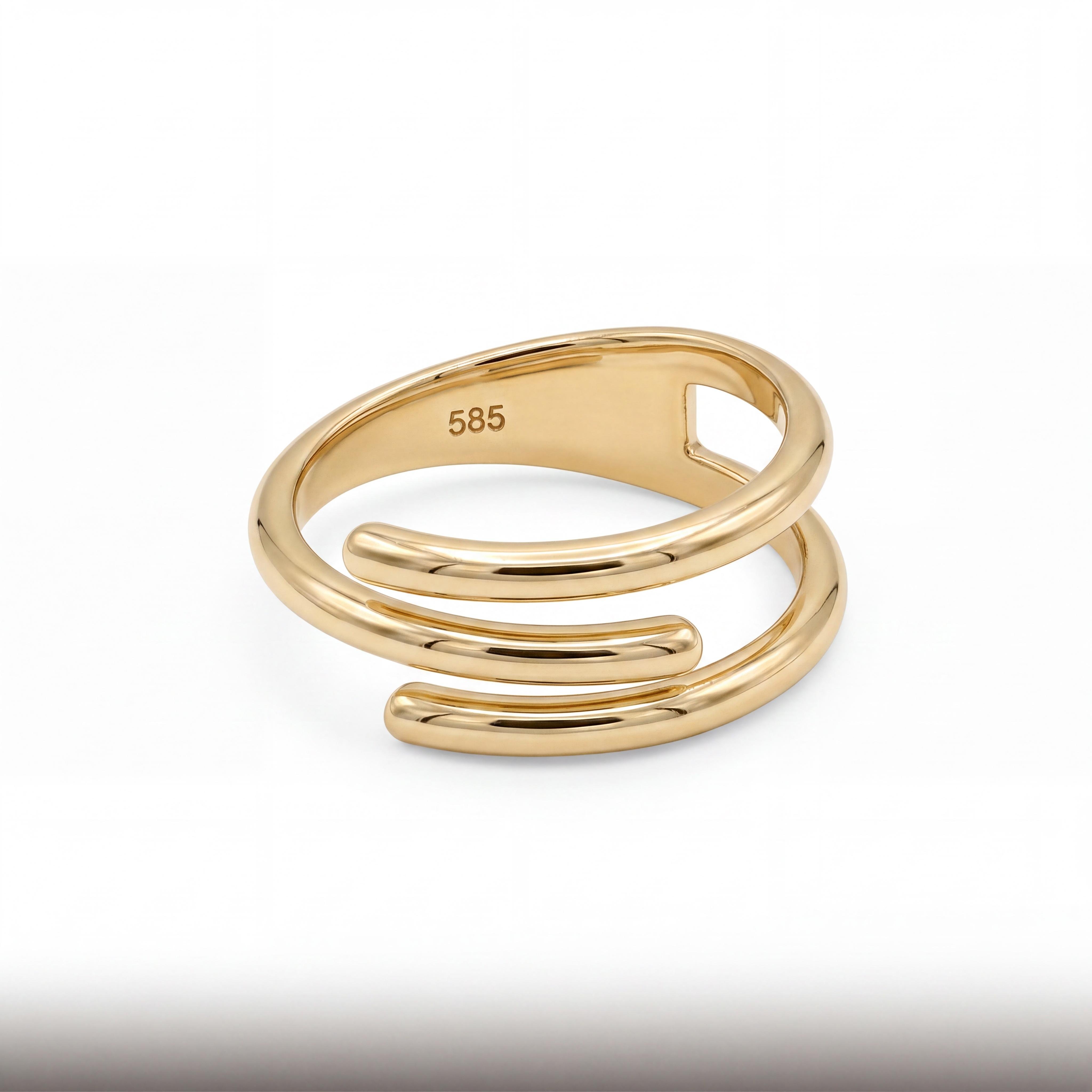 Cre&euml;er moeiteloos de ultieme 'stacked ring' look met &eacute;&eacute;n enkel sieraad. Deze prachtige 14 karaat gouden wikkelring van Juwelier Rijk Amsterdam valt op door zijn dynamische, driebanige ontwerp. De ring wikkelt zich elegant om de vinger en combineert een minimalistische stijl met een krachtig, modern statement.

Het comfort van &eacute;&eacute;n ring, de look van drie
Dankzij het slimme design geeft deze ring de illusie dat u drie verfijnde, glad gepolijste gouden ringen draagt. Aan de achterzijde komen de banen samen in een brede, solide band die is voorzien van het offici&euml;le 585 keurmerk voor 14 karaat goud. Dit zorgt niet alleen voor een herkenbaar kwaliteitsstempel, maar garandeert ook dat de ring heerlijk comfortabel om de vinger sluit en perfect op zijn plek blijft zitten.

De afgeronde uiteinden aan de voorzijde geven de ring een zachte, organische uitstraling. Een droom voor dagelijks gebruik &eacute;n een schitterende toevoeging aan elke sieradencollectie.