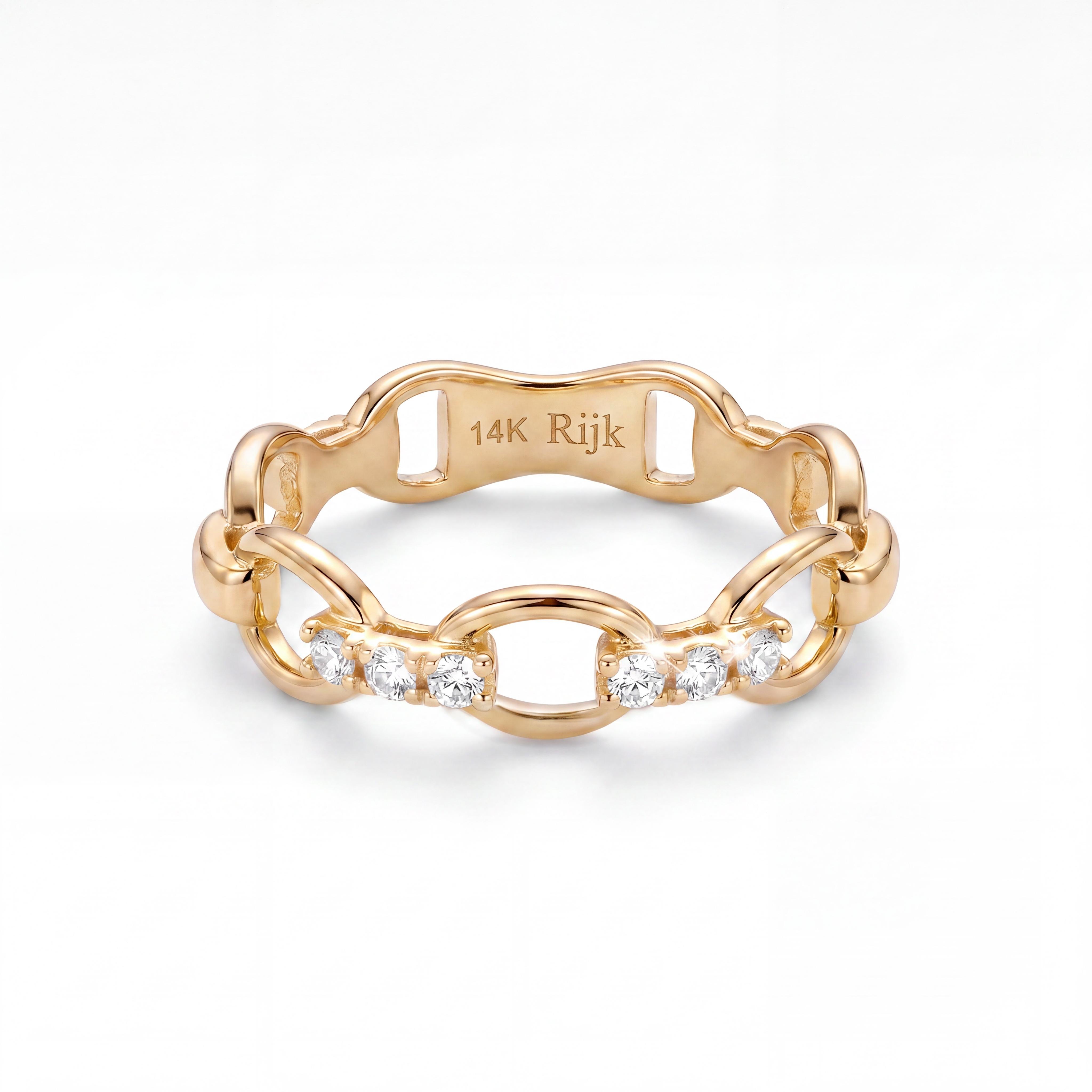 Voeg een vleugje moderne luxe toe aan uw hand met deze schitterende 14 karaat gouden schakelring van Juwelier Rijk Amsterdam. Het opvallende gourmet-schakelontwerp vormt een gedurfde, trendy basis, terwijl de met precisie gezette, sprankelende zirkonia steentjes zorgen voor een verfijnde, vrouwelijke touch. Een sieraad dat gegarandeerd de aandacht trekt en perfect past bij elke gelegenheid.

Eigentijds schakeldesign met een luxueuze glans
De ring is ontworpen als een aaneenschakeling van verfijnde, glanzende gouden schakels. Twee van deze centrale schakels zijn ingezet met loepzuivere, briljant geslepen zirkonia stenen die het licht bij elke handbeweging prachtig opvangen en reflecteren.

Aan de binnenzijde is de ring voorzien van een stevige, vlakke goudband voor een heerlijk comfortabele pasvorm. Hierin is met trots de herkomst gegraveerd: 14K Rijk. Dit keurmerk garandeert u niet alleen de echtheid van het 14 karaat geelgoud, maar staat ook symbool voor de vertrouwde Amsterdamse kwaliteit van onze juwelierszaak.