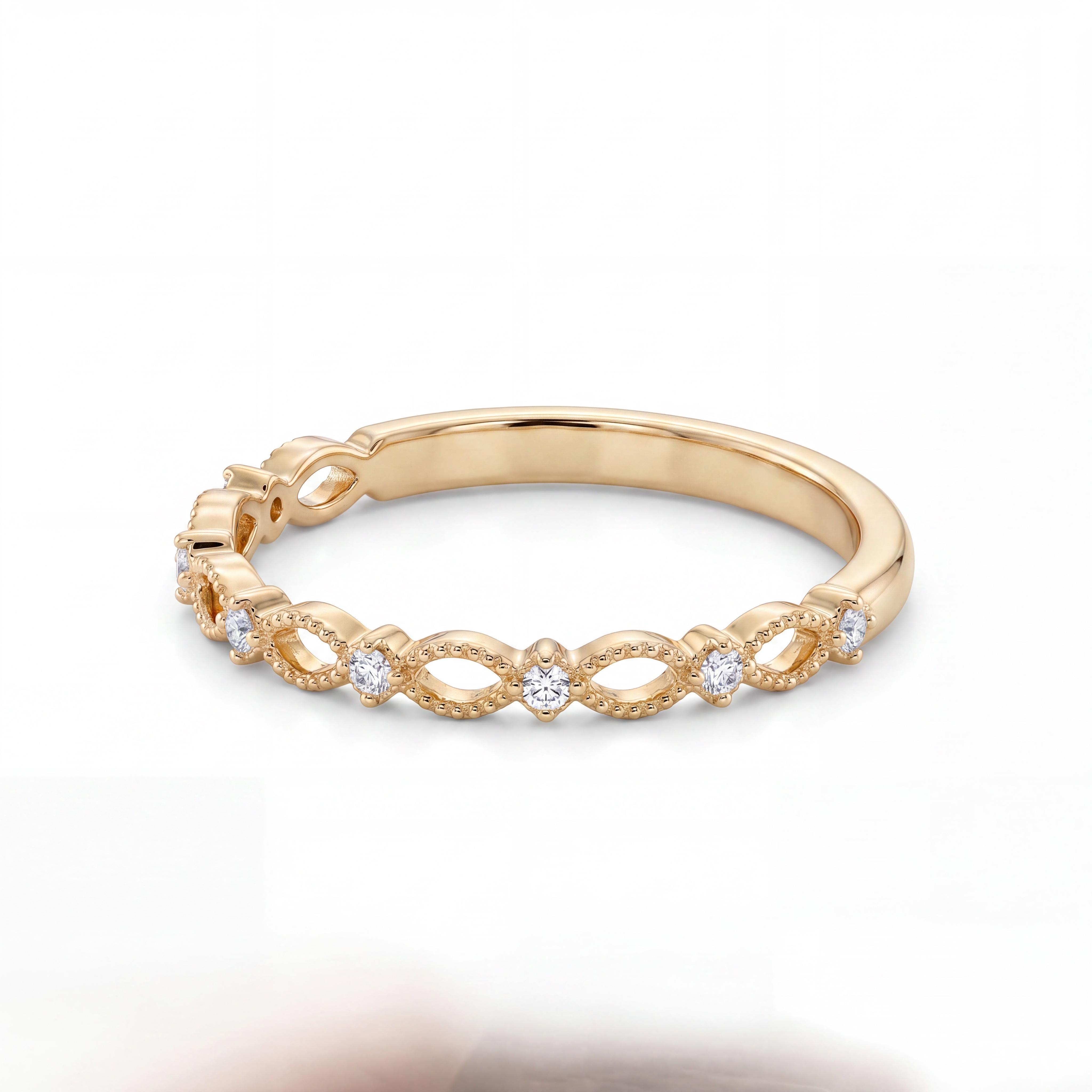 Haal de romantiek van weleer in huis met een moderne touch. Deze verfijnde vintage gouden ring van 14 karaat goud is een exclusief eigen ontwerp van Juwelier Rijk Amsterdam. Met zijn uiterst gedetailleerde, opengewerkte structuur en subtiele fonkeling is deze ring de perfecte keuze voor wie houdt van elegante, vrouwelijke sieraden met karakter.

Geraffineerd milgrain design en pure schittering
Het ontwerp van deze geelgouden ring kenmerkt zich door een reeks opengewerkte, marquise-vormige elementen. Elk van deze elementen is voorzien van een ragfijne bolletjesrand, ook wel bekend als milgrain-afwerking, wat de ring die geliefde, authentieke vintage look geeft.

Tussen de opengewerkte patronen zijn met uiterste precisie loepzuivere, briljant geslepen zirkonia stenen gezet. Deze zirkonia's vangen het licht bij elke beweging op en zorgen voor een subtiele, maar schitterende sprankeling.

Ideaal als aanschuifring of solo statement
Dankzij het delicate en vlakke profiel aan de binnenzijde schuift deze ring heerlijk comfortabel om de vinger. Het sieraad leent zich daarom perfect als aanschuifring om te combineren met uw bestaande ringen, maar is ook chic genoeg om solo te dragen. Handgemaakt van massief 14 karaat geelgoud, zodat de ring stevig genoeg is voor dagelijks draagplezier.
