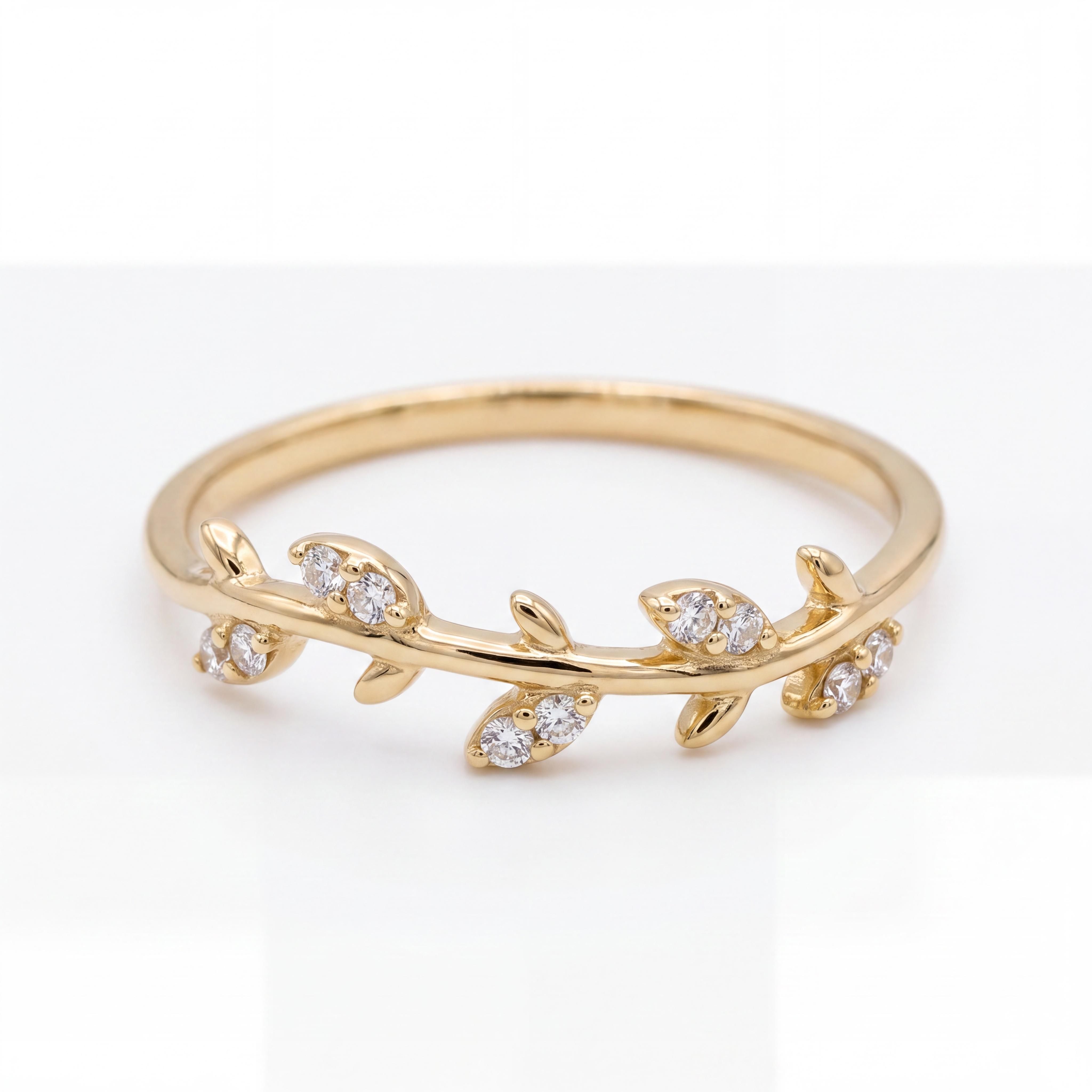 Breng de schoonheid van de natuur naar uw hand met deze adembenemende 14 karaat gouden botanische ring. Dit verfijnde sieraad is een exclusief eigen ontwerp van Juwelier Rijk Amsterdam. Het ontwerp, ge&iuml;nspireerd op een sierlijke tak met jonge blaadjes, straalt pure elegantie, frisheid en vrouwelijkheid uit. Een unieke toevoeging aan uw collectie die symbool staat voor groei, vrede en natuurlijke schoonheid.

Fijn organisch design met een schitterende details
De ring is met uiterste precisie vormgegeven als een vloeiende, subtiel bewegende tak. De gepolijste gouden blaadjes wisselen elkaar speels af om de vinger. Een aantal van deze blaadjes is prachtig pav&eacute;-gezet met loepzuivere, briljant geslepen zirkonia stenen. Deze steentjes vangen het licht bij elke beweging op als glinsterende dauwdruppels op een blad.

De ring is vervaardigd uit hoogwaardig, massief 14 karaat geelgoud. Dankzij de vlakke, glad afgewerkte binnenzijde schuift de ring comfortabel om de vinger en is hij uitstekend geschikt voor dagelijks gebruik.

Waarom kiezen voor deze botanische ring?
100% Eigen Ontwerp: Exclusief ontworpen door Juwelier Rijk, wat dit sieraad bijzonder en origineel maakt.

Geliefd Natuurthema: Het organische 'olijftak' of 'blaadjes' ontwerp is tijdloos en perfect te combineren met andere minimalistische sieraden.

Hoogwaardig Vakmanschap: Gemaakt van massief 14k goud (585) met een loepzuivere afwerking van de handgezette steentjes.