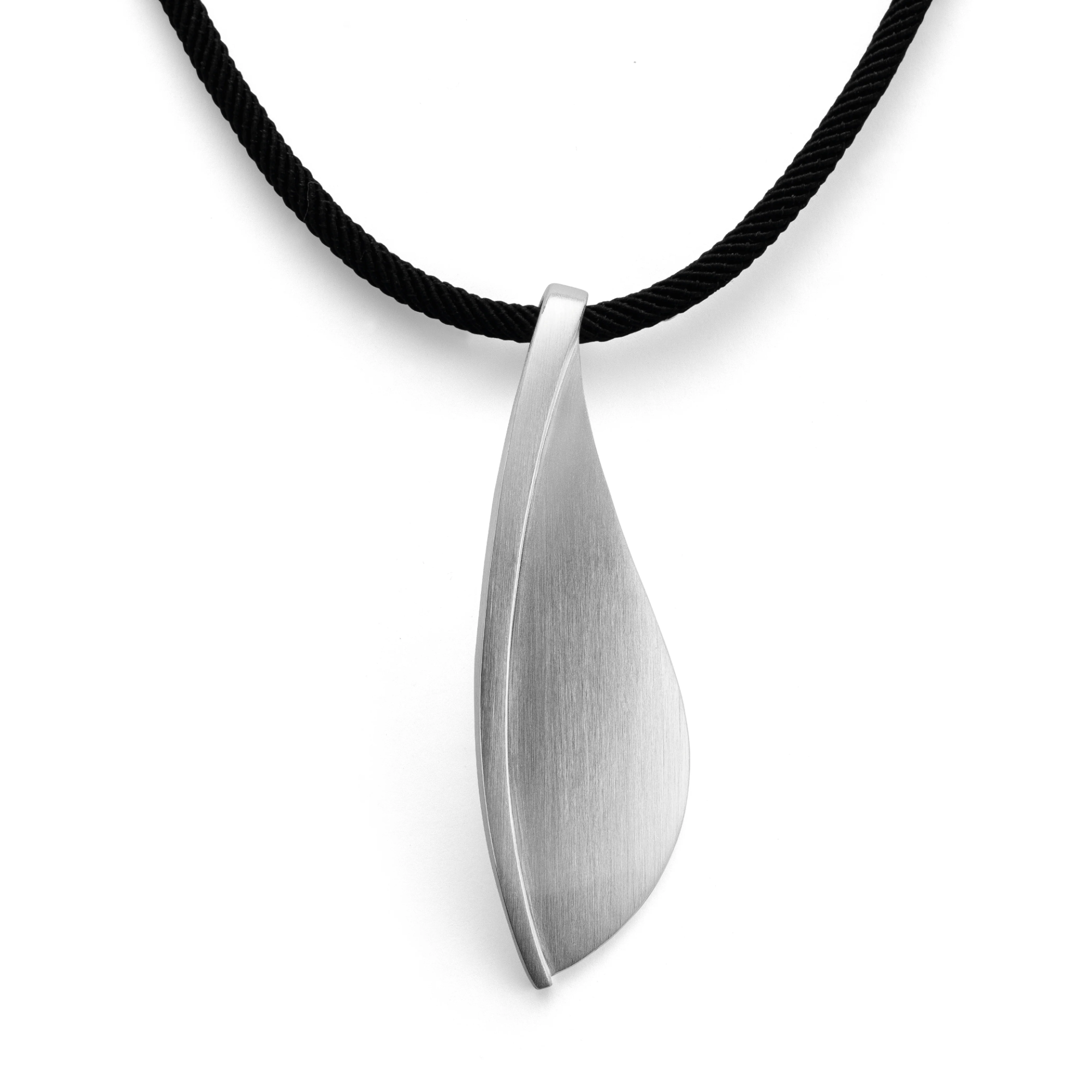 Strichmattiertes 925/- Sterlingsilber formt sich zu einem sportlich-eleganten, 5cm langen Anh&auml;nger aus der Feder der Designerin und mehrfachen Red Dot Designaward-Gewinnerin Dr. Sabine Brandenburg-Frank, der in perfekter Weise an einer langen Kette oder einem l&auml;ngeren Band getragen werden kann. 

Die aus Pforzheim stammende, freischaffende Diplom-Designerin Dr. Sabine Brandenburg-Frank kreiert Schmuckst&uuml;cke, die zeitgem&auml;&szlig; und gleicherma&szlig;en zeitlos sind. Die Designerin Brandenburg-Frank will Naturformen nicht nachahmen, sondern die geometrische Grundstruktur widerspiegeln. Die charismatische Formgebung und die au&szlig;ergew&ouml;hnlich-kontrastreiche Haptik ihrer Schmuckst&uuml;cke spiegeln die pure Lebensfreude wieder. Sie lassen Unverwechselbarkeit, &Auml;sthetik und Innovation miteinander koalieren und zeigen sich aufregend unaufgeregt.