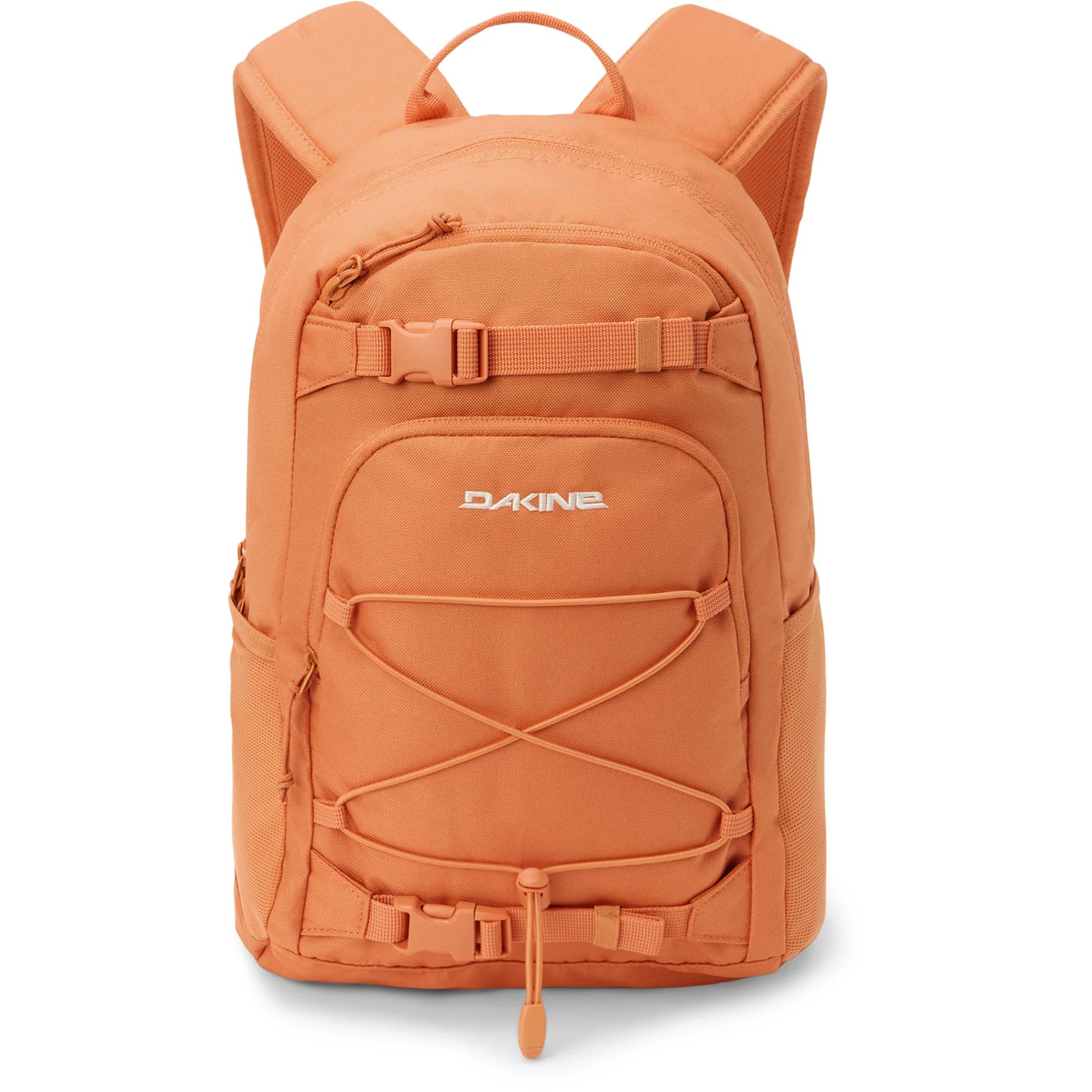 Grom Backpack 2.0 13L &ndash; Compacte en veelzijdige rugzak

De Grom Backpack 2.0 13L is een compacte, lichte en praktische rugzak voor dagelijks gebruik, school, dagtrips of outdooractiviteiten. Dankzij het slimme ontwerp en de handige opbergmogelijkheden neem je al je essentials comfortabel mee.

Belangrijkste kenmerken

Verstelbare borstband met ge&iuml;ntegreerd veiligheidsfluitje.

Zacht gevoerd fleecevak voor een zonnebril of andere kwetsbare spullen.

Stevige cargobanden met gespsluiting voor extra opbergmogelijkheden.

Externe elastische bungee-opslag voor een jas, handdoek of andere uitrusting.

Mesh zijvakken voor een drinkfles of kleine accessoires.

Specificaties

Inhoud: 13 liter

Afmetingen: 41 x 31 x 17 cm

Gewicht: 0,36 kg

Waarom kiezen voor de Grom Backpack 2.0 13L?

De Grom Backpack 2.0 13L combineert een lichtgewicht ontwerp met slimme functionaliteit. De verstelbare borstband zorgt voor extra draagcomfort, terwijl de verschillende opbergvakken en elastische buitenopslag voldoende ruimte bieden voor je dagelijkse benodigdheden. Ideaal als schoolrugzak, dagrugzak, wandelrugzak of voor een dagje strand.

