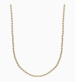 Kralen Ketting 2mm + 4mm Goud Kleurig. Deze ketting speelt met textuur door 2 mm en 4 mm kralen te combineren in een rustig ritme. De warme goudkleur reflecteert het licht zacht, zodat je halslijn een elegante glans krijgt. Draag hem solo voor minimalistische elegantie, of bouw een gelaagde set met een schakelketting en een subtiele hanger voor extra diepte. De gladde afwerking ligt prettig op de huid en blijft comfortabel van ochtend tot avond. Combineer met wit, cr&egrave;me en zwart voor een verfijnde uitstraling, of geef denim een warme lift. Tijdloos, veelzijdig en ontworpen om moeiteloos met je stijl mee te bewegen, het hele jaar door.