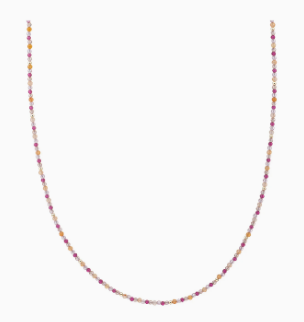 Kralen Ketting 2mm Multi Gem 42cm +2cm. Deze ketting combineert subtiele kleur met draaggemak. De 2 mm kralen vormen een verfijnd ritme dat licht op de huid rust en prettig meebeweegt. Dankzij de verstelbare lengte positioneer je hem perfect bij crewneck, V-hals of open kraag. Draag solo voor een rustig kleuraccent, of bouw een gelaagde set met een schakelketting en een kleine pendant. De multigem mix maakt combineren eenvoudig met goud en zilver, en voegt speelsheid toe aan neutrale outfits. Bij denim ontstaat vanzelf een frisse balans, bij zwart een modern contrast. De afwerking voelt glad, zodat je hem moeiteloos van werkdag naar diner draagt. Laat &eacute;&eacute;n tint uit de kralen subtiel terugkeren in oorbellen of een ring voor een harmonieuze set. Een tijdloze basis die seizoen na seizoen een stralende, persoonlijke noot aan je halslijn toevoegt.