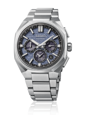 Dit is een horloge van het merk Seiko. Het is een chronograaf horloge gemaakt van titanium. De diameter van de kast is 43.41 mm en de kast is 12.37 mm dik.
De verdere specificaties van het horloge zijn als volgt:
Kastvorm: rond
Kastkleur: zilverkleurig
Kastmateriaal: titanium
Bandbreedte: 14 mm
Bandlengte: 233.41 mm
Sluiting: vouwsluiting met drukker
Wijzerplaatkleur: blauw
Glassoort: saffier glas
Waterdichtheid: 10 ATM
Techniek: gps solar