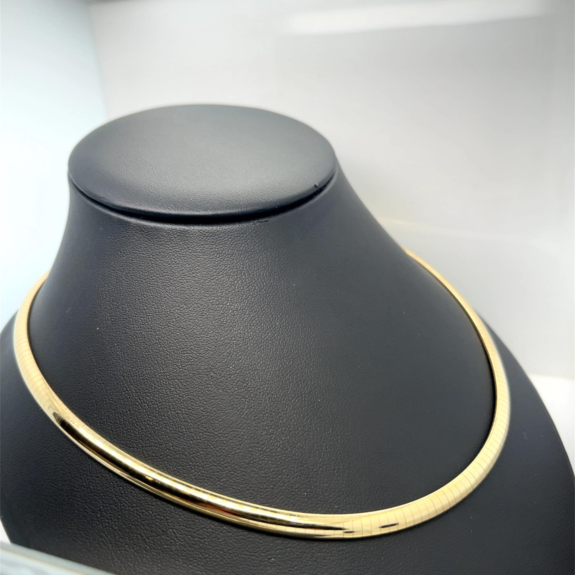 Prachtig occasion omega collier gemaakt van 14 karaat. 