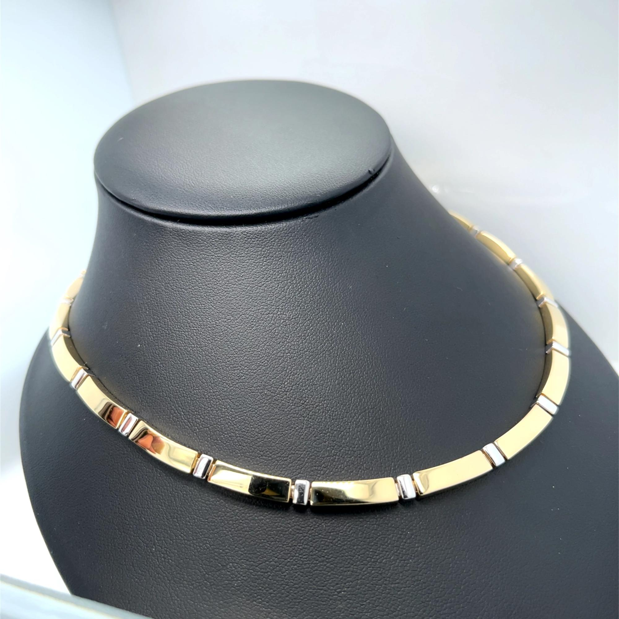 Twee kleurig collier gemaakt van geel en witgouden schakels. Het collier valt mooi plat op de hals.
Gehalte: 14 karaat en de lengte is 47 cm