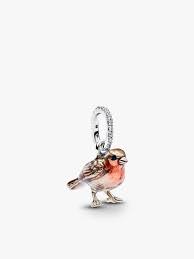 De Robin Bird sterling zilveren hanger, modelnummer 794982C01, bevat duidelijke cubic zirconia en rode en bruine emaille details. Dit verfijnde sieraad is perfect om te dragen aan een armband met bedels of als accent aan een ketting. Voeg een vleugje natuur en elegantie toe aan je look met dit prachtige ontwerp.