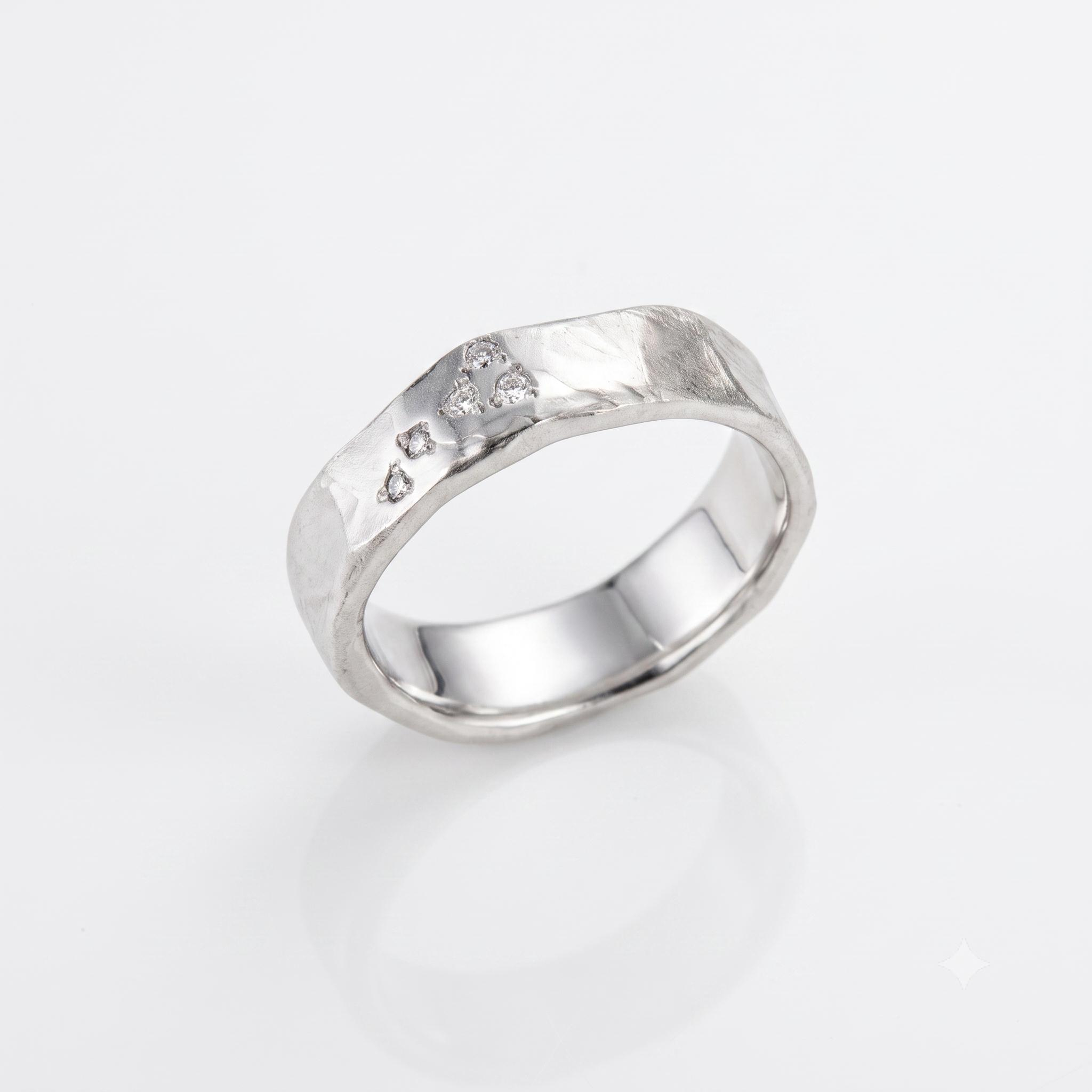 Deze witgouden 18 karaat ring uit eigen atelier. Kan ook gedragen worden als trouwring. Iedere ring is uniek, er kan geen kopie gemaakt worden, maar wel op maat gezet worden. 