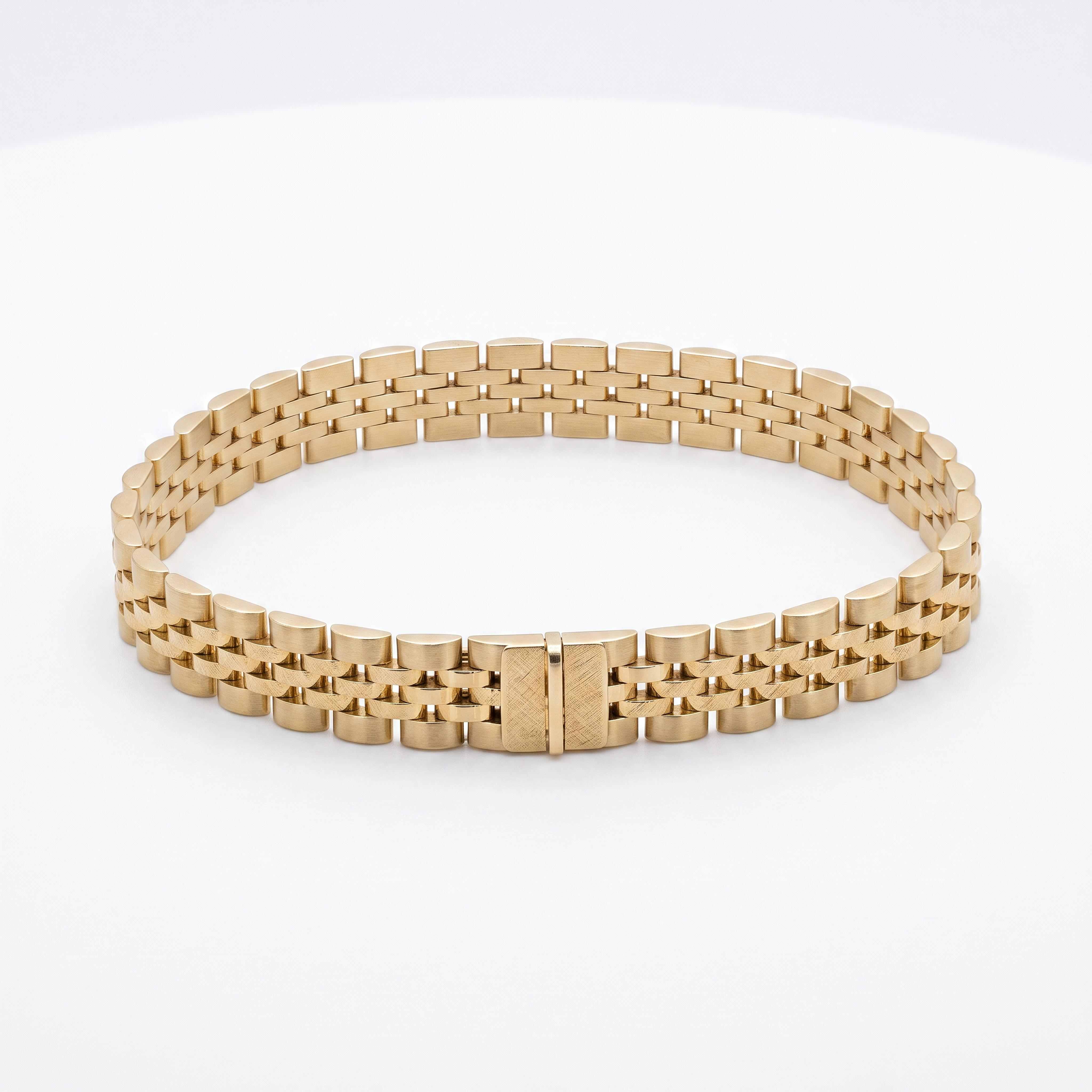 Klassieke klasse om de pols: Massief 14 karaat gouden President armband

Maak een onuitwisbare indruk met deze adembenemende 14 karaat gouden President armband. Deze massieve armband combineert een krachtig, mannelijk design met ultiem draagcomfort en pure luxe. Ge&iuml;nspireerd op de iconische horlogeband-schakel, is deze armband h&eacute;t perfecte sieraad voor de moderne man die houdt van tijdloze elegantie en superieure kwaliteit.

Met een breedte van 8.5 mm en een gewicht van maar liefst ca. 18 gram is dit geen subtiel detail, maar een krachtig statement aan uw pols. De armband is volledig massief afgewerkt, wat niet alleen zorgt voor een heerlijk solide gevoel, maar ook voor een sieraad dat generaties lang meegaat.

Waarom kiezen voor deze gouden President armband?
Massief 14 karaat goud: Gemaakt van echt, duurzaam geelgoud met het offici&euml;le 585 keurmerk.

Iconisch President-schakelontwerp: Een verfijnde, strakke structuur die perfect glinstert in het licht en soepel om de pols valt.

Onzichtbare, veilige sluiting: De naadloze bakslot-sluiting met extra veiligheidsachtje smelt prachtig samen met de rest van de schakels, zodat het design nergens onderbroken wordt.

Luxe uitstraling: Ideaal om los te dragen als eyecatcher, of te combineren met een exclusief horloge.

Productspecificaties:
Materiaal: 14 karaat geelgoud (585)

Schakeltype: President schakel (horlogeband-stijl)

Uitvoering: Volledig massief

Breedte: ca. 8.5 mm

Lengte: 21 cm

Gewicht: ca. 18 gram