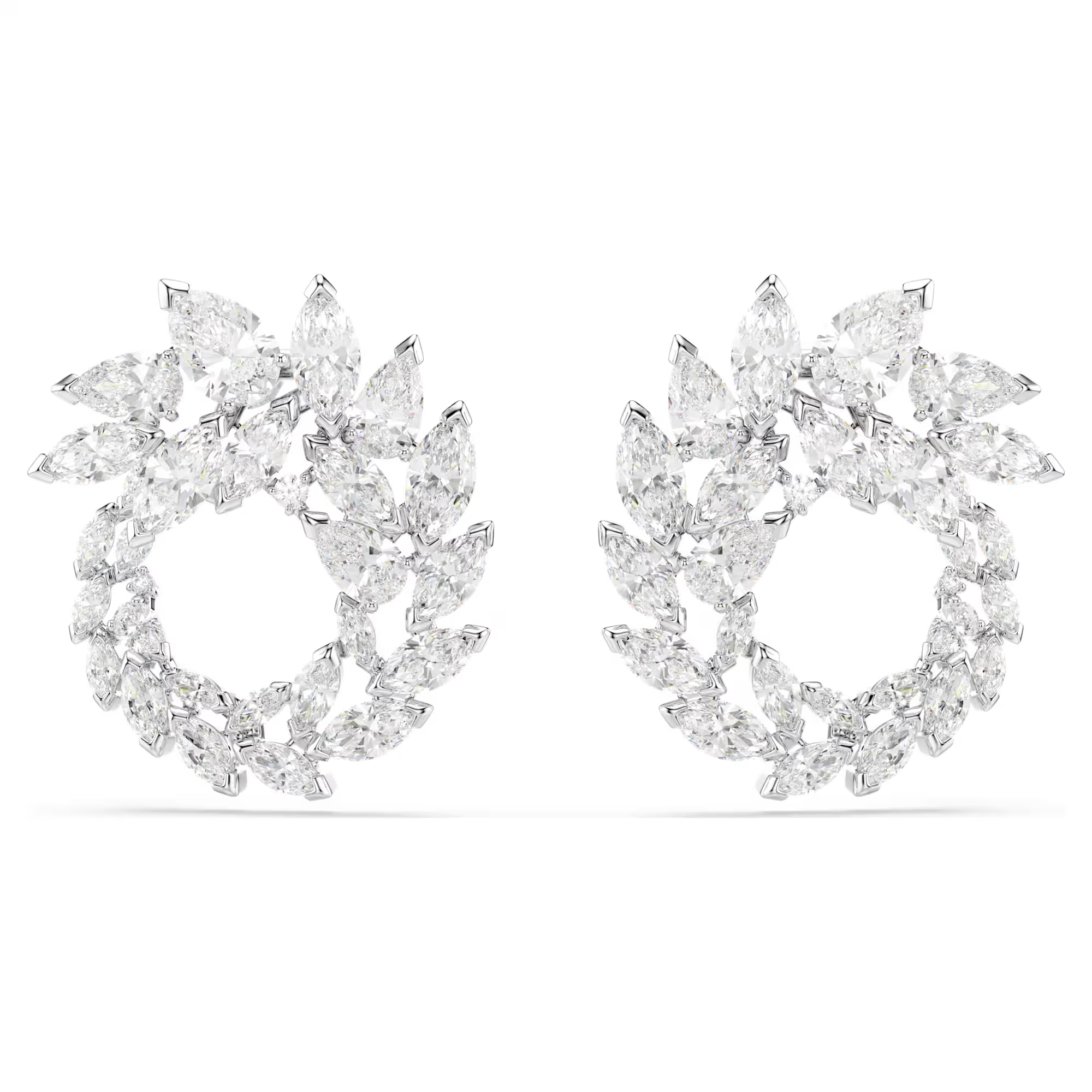 Deze compacte oorbellen zien eruit als gekristalliseerde kransen en stralen de kenmerkende schittering van Mesmera uit met een verloop van Swarovski Zirkonia voor een uitstaling van nonchalante klasse. De oogverblindende sieraden van Mesmera combineren klassieke silhouetten met een fascinerende verfijning, wat zorgt voor unieke, persoonlijke looks die altijd een statement maken.

Artikelnr.: 5748008
Collectie:  Mesmera
Formaat: 2.4 x 2.1 cm
Materiaal:  Rodium-verguld, Cubic zirconia
Kleur:  Wit
Gewicht (individueel product):  2.5 g