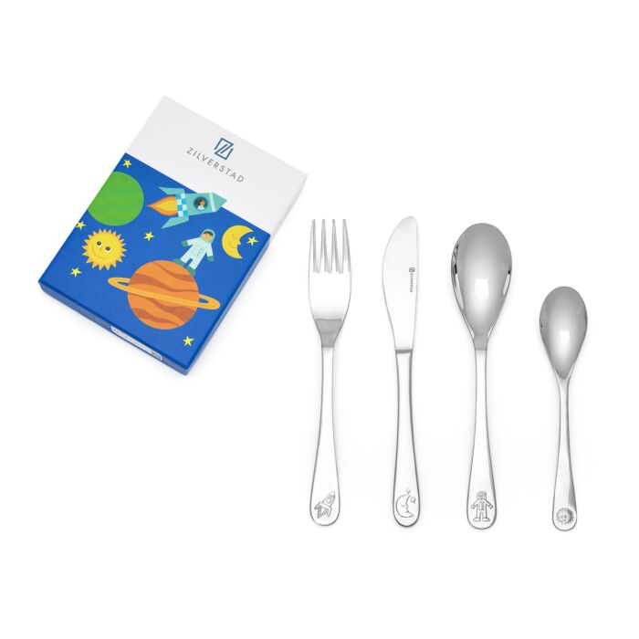 Een galactische start &ndash; met ruimteavonturen aan tafel

Maak de eerste hapjes van je kleintje extra bijzonder met dit vierdelige besteksetje met het thema Ruimte. Het bestek is versierd met gegraveerde afbeeldingen van een raket, maan, astronaut en zon &ndash; een speels en avontuurlijk ontwerp dat je kleintje meeneemt op een reis door het universum.

Het besteksetje is gemaakt van hoogwaardig 18/10 roestvrij staal, wat het niet alleen duurzaam maakt, maar ook vaatwasmachinebestendig &ndash; geen poetsen nodig, gewoon genieten van de ruimteavonturen aan tafel. De set bestaat uit een vork, lepel, mes en dessertlepel, ideaal voor de eerste hapjes van je kleintje.

Verpakt in een kleurrijke geschenkverpakking, is dit besteksetje een prachtig en origineel cadeau voor een kraamfeest of eerste verjaardag.