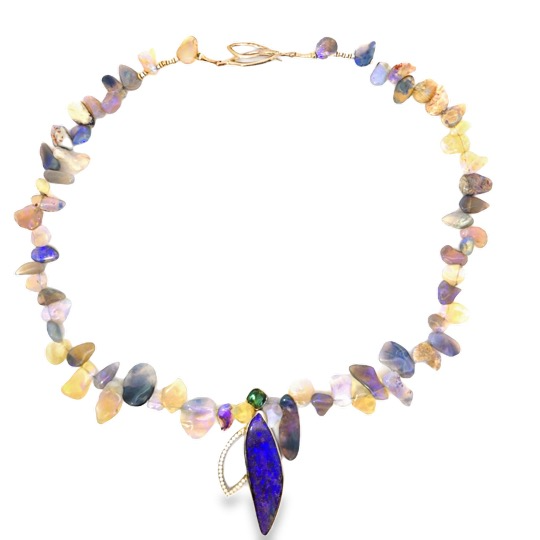 Das Opalcollier 2.0 ist ein stilvolles Schmuckst&uuml;ck der Kategorie JEWEL. Besonders als NECKLACE besticht es durch seine elegante Verarbeitung und zeitlose Sch&ouml;nheit. Dieses Collier kommt am besten zur Geltung, wenn es zu einem schlichten Outfit getragen wird, damit sein einzigartiger Charme voll zur Geltung kommt. Perfekt f&uuml;r besondere Anl&auml;sse oder als t&auml;gliches Highlight.