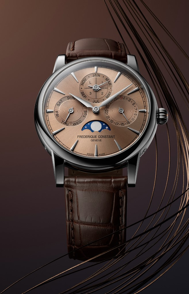 FREDEROQUE CONSTANT FC-776SAL3H6 met Klassieke eeuwigdurende kalender.
De Frederique Constant Classic Perpetual Calendar Manufacture heeft een nieuwe kast van 40 mm en is voorzien van het in eigen huis vervaardigde kaliber FC-776, het 34e uurwerk van het merk, dat nu een gangreserve van drie dagen biedt. Verbeterd in kwaliteit, afwerking en technische kenmerken, blijft het tijdloos vakmanschap belichamen.
Tijdloze elegantie: de Classic Perpetual Calendar Manufacture, nu met een diep blauwe wijzerplaat.
Bij de lancering in 2016 werd de Classic Perpetual Calendar Manufacture van Frederique Constant erkend als de meest betaalbare eeuwigdurende kalender op de horlogemarkt. Vandaag de dag legt het horloge de lat nog hoger op het gebied van kwaliteit, afwerking van de componenten en de technische kenmerken van het uurwerk. De wijzerplaat heeft nu een kleur die favoriet is bij verzamelaars: een zilveren versie op een stalen kast, verkrijgbaar met een diameter van 40 mm. De nieuwe Classic-kast herbergt het nieuwe kaliber Manufacture FC-776, het 34e dat intern is ontwikkeld door de horlogemaker uit Gen&egrave;ve, met een gangreserve van drie dagen.