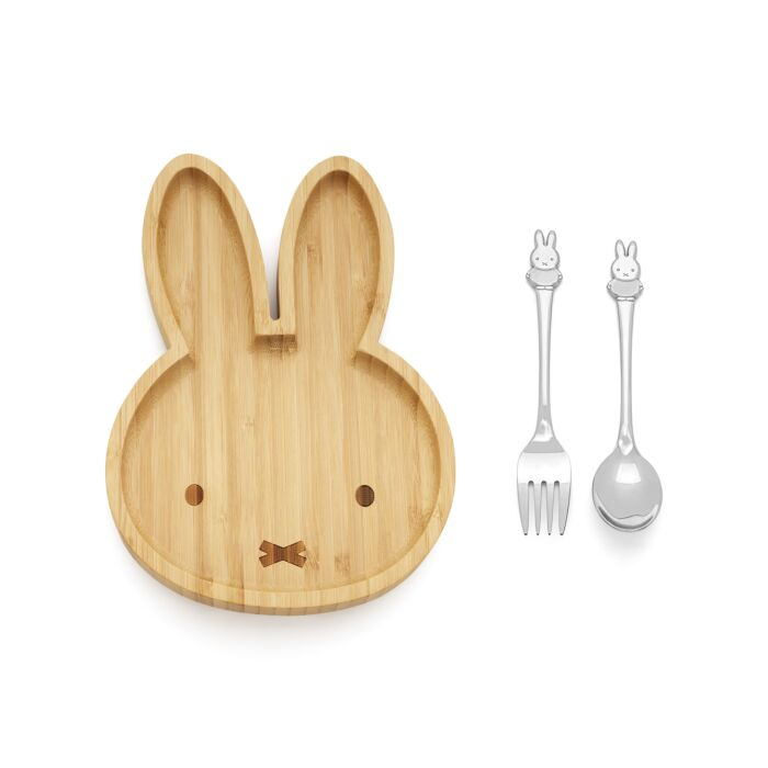 Een speelse start &ndash; met Nijntje voor de eerste hapjes

Maak de eerste eetmomenten van je kleintje extra bijzonder met deze tweedelige cadeauset van Nijntje. De set bevat een bestekset en een bamboe bordje in de vorm van Nijntje, waardoor dit het perfecte cadeau is voor een kraamfeest of eerste verjaardag.

Het besteksetje, met Nijntje op de bovenkant van het mes en de vork, is gemaakt van hoogwaardig 18/10 roestvrij staal en is volledig vaatwasmachinebestendig &ndash; geen poetsen nodig, alleen plezier. Het bamboe bordje, met een handige zuignap aan de onderkant, zorgt ervoor dat het bordje stevig blijft staan tijdens het eten.

Verpakt in een duurzame ECO-verpakking, is dit setje niet alleen praktisch en mooi, maar ook een milieuvriendelijke keuze. Een geschenk dat de eerste hapjes niet alleen bijzonder maakt, maar ook liefdevol en verantwoord.