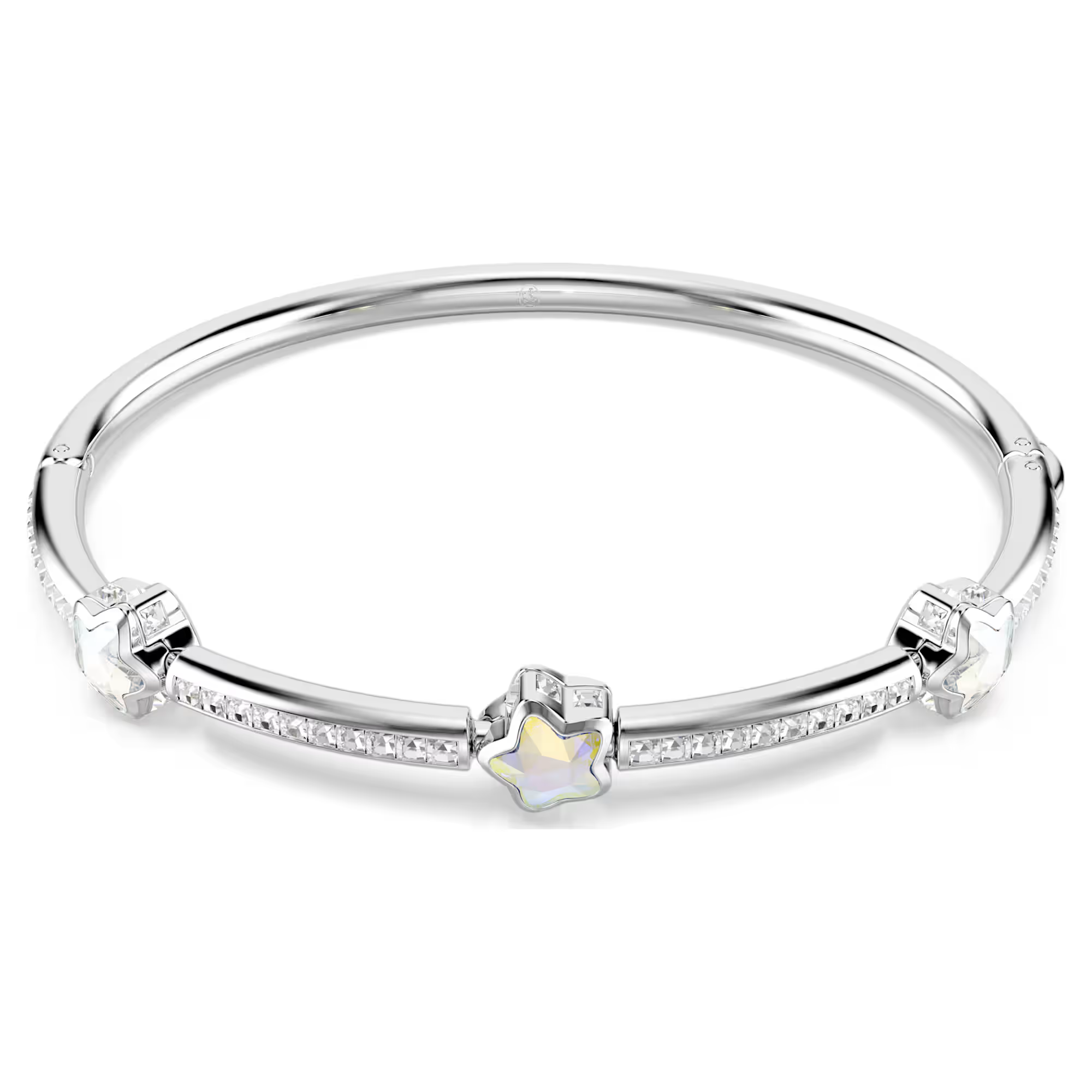 Met deze kosmische armband kunt u uw speelse kant laten zien. Naast het pav&eacute; op het bovenste gedeelte kan elk stermotief worden gedraaid om een Crystal Moonlight- of Crystal Aurore Boreale-effect te onthullen, waardoor u een aanpasbaar sieraad hebt voor uw dagelijkse flair. Net als een gedeconstrueerd prisma laten de veelkleurige creaties van de Chroma-lijn alles aan de verbeelding over. Een rijke mix van gelaagde stenen in hun meest pure kleurexpressie.

Artikelnr.: 5754179
Collectie: Chroma
Lengte: 17 cm
Binnenste diameters: 5.8 x 5 cm
Formaat motief: 0.8 x 5.4 cm
Afstand opening: 4 cm
Materiaal: Kristallen, Rodium-verguld
Kleur: Wit
Type sluiting: Klapsluiting