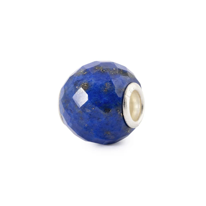 Lapis lazuli is de edelsteen die zelfbewustzijn symboliseert en je helpt jezelf te zijn zonder angst.