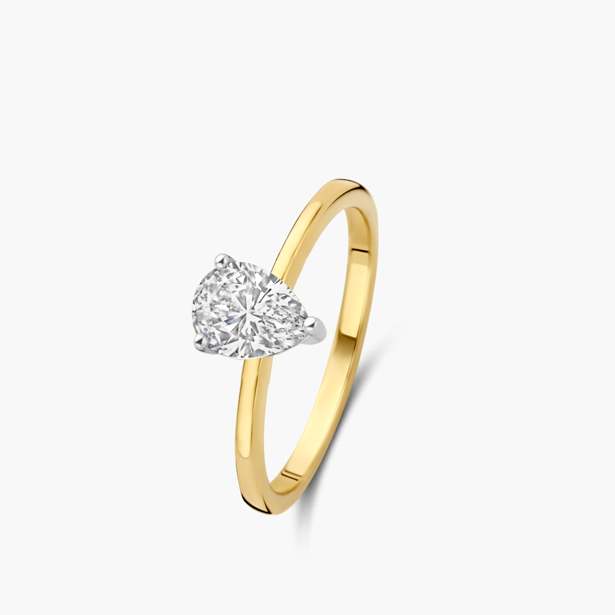 Prachtige solitair ring met lab diamant in peerslijpsel van 0.72ct in een wit gouden zetting zodat de steen mooi oplicht. De band van de ring is uitgewerkt in 18 karaat geel goud. In alle maten verkrijgbaar. Perfecte verlovingsring

