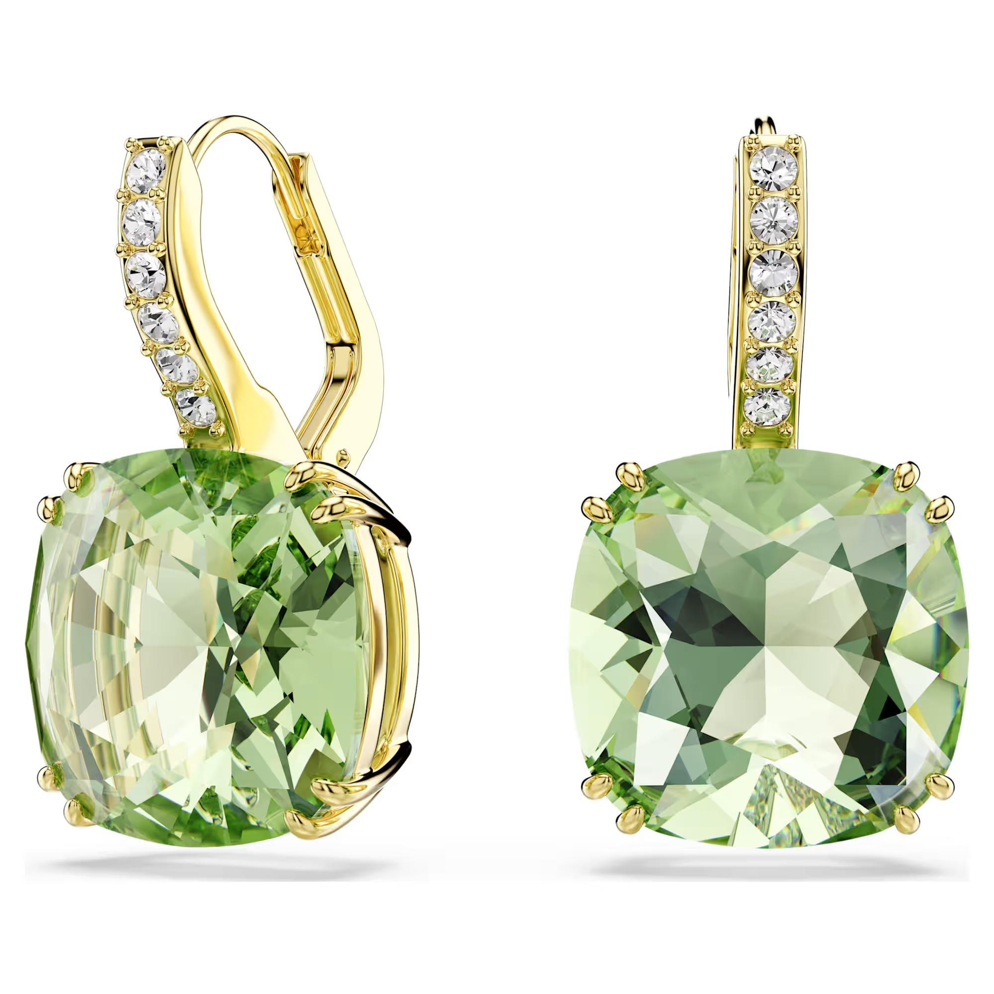 Deze lichtgevende oorbellen zijn uitgevoerd in een fascinerende groene kleur die staat voor natuur, vernieuwing en harmonie, en hebben Swarovski ReCreated&trade;-kristallen in een kussenvorm op mini pav&eacute;-oorringen. Maak de levendige look compleet met de bijpassende hanger. De onberispelijke Millenia-lijn is een levendige en sprekende nieuwe kijk op het erfgoed en de expertise van Swarovski, die tot uiting komt in rivieren van kristallen waar wetenschap en magie samenkomen.

Artikelnr.: 5764822
Collectie:  Millenia
Formaat: 2.3 x 1.2 cm
Materiaal:  Kristallen, 18k gouden afwerking, ReCreated&trade; Crystals
Kleur:  Groen
Gewicht (individueel product):  3 g