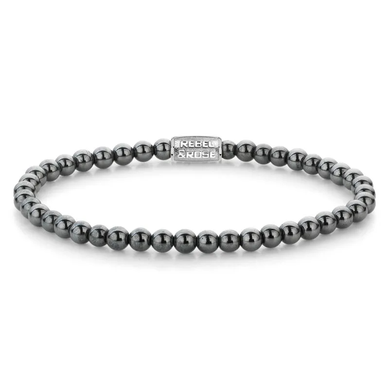 rendy en stoere Rebel & Rose armband voor dames en heren in het zilver uit de serie Stones only. De RR-40131-S-L Rebel en Rose armband is gemaakt van grijze Hematiet stenen. De armband heeft als eyecatcher het verzilverde Rebel & Rose logo. De lengte van de armband is 19 cm. Alle Rebel and Rose bracelets worden gemaakt van de beste materialen. Een Rebel & Rose armband is een stoere armband voor dames en heren en perfect te combineren met andere juwelen en diverse outfits.