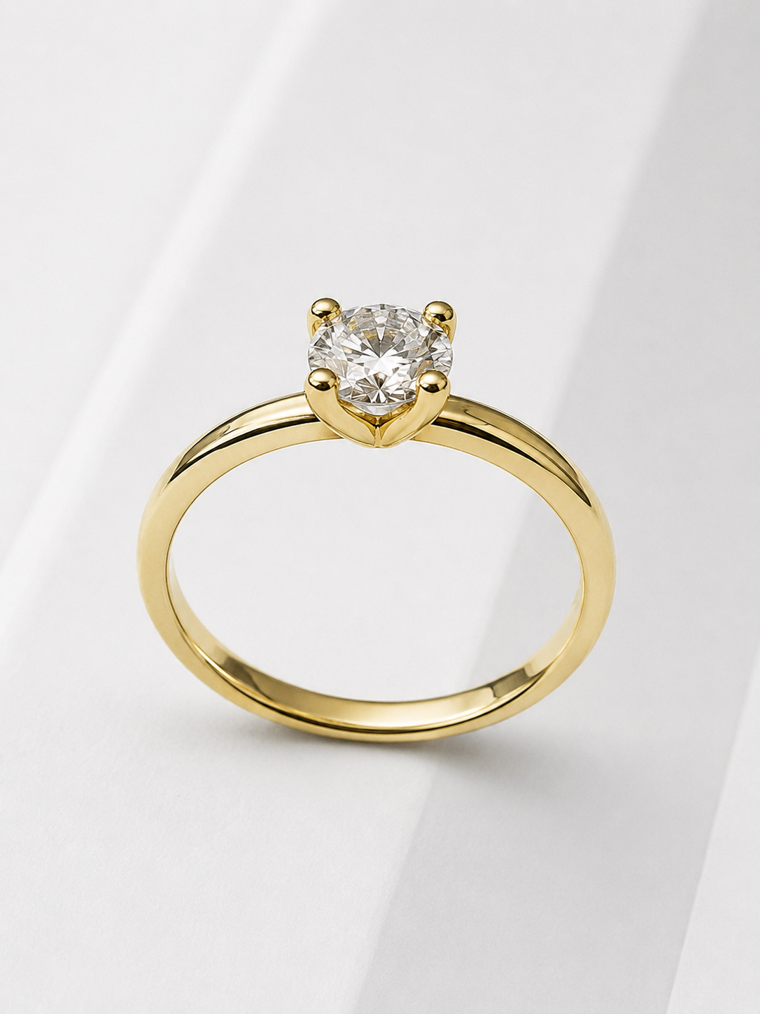 De Arn van Ess briljant ring E11 is een prachtige verlovingsring met een 14-karaats goudlegering. De ringmaat is 56 en hij weegt 2,5 gram. Het sieraad bevat een schitterende briljant geslepen diamant van 0,53 karaat, met VVS1 zuiverheid en E-kleur. Draag deze elegante ring bij speciale gelegenheden als symbool van eeuwige liefde. 