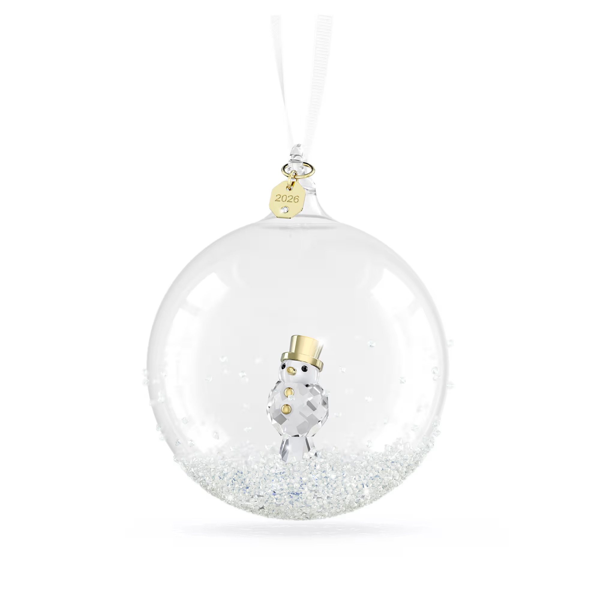 Het geliefde Annual Edition Ornament-Kerstbal van dit jaar viert de stille magie van de feestdagen met een iconisch winterpersonage. De bal zelf is bezet met kristallen die lijken op vers gevallen sneeuw, terwijl er binnenin een sneeuwpop te zien is met een toplaag met champagnegoudkleurige accenten voor een luxueuze afwerking. Het ornament hangt aan een wit ripsband lint en is gemaakt met 86 facetten en ongeveer 2.200 kristallen. Er is een label met champagnegoudkleurige toplaag bijgevoegd met het jaar 2026 erin gegraveerd. Decoratief voorwerp. Geen speelgoed. Niet geschikt voor kinderen jonger dan 15 jaar.

Artikelnr.: 5732528
Collectie:  Annual Edition
Formaat: 9.9 x 8 x 8 cm
Ontwerper:  Rudolf Schwerma
Materiaal:  Kristallen, Polyester, Metaal met champagnegoudkleurige afwerking, Glas
Kleur:  Wit