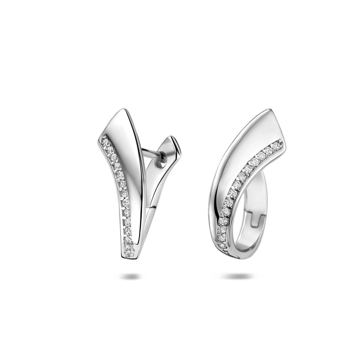 Gerhodineerd 925 zilveren klapoorringen uitgevoerd met zirkonia. De klapoorringen hebben een afmeting van 19x8mm.