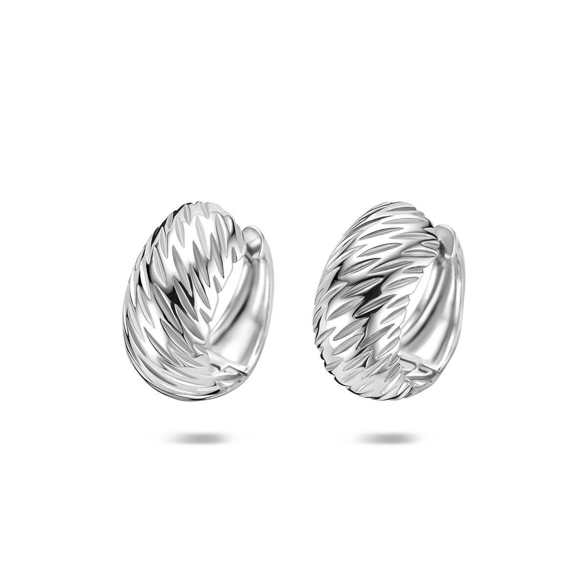Gerhodineerd 925 zilveren klapoorringen. De oorringen hebben een afmeting van 14,5x7,5mm.
