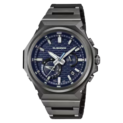 Stoere, innovatieve, functionele schoonheid - opnieuw vormgegeven in een scherpe, minimalistische stijl.

De GST-B1000D borduurt voort op de G-SHOCK erfenis van stoere constructie en design geworteld in functionele schoonheid, en reconstrueert deze erfenis om een gepolijste, slanke expressie te bereiken.

De bezel heeft geen logo voor een strakke, moderne look, terwijl drie afzonderlijke afwerkingen - verticale haarlijn, ronde haarlijn en spiegelglans - een rijke en verfijnde texturale aantrekkingskracht cre&euml;ren die verandert als het licht onder verschillende hoeken wordt gereflecteerd. De spiegel- en haarlijnafwerking van massief roestvrijstaal wordt gecombineerd met een drieklapsluiting die ook van massief roestvrijstaal is gemaakt. Dit scherpe, platte ontwerp neemt je met gemak mee van zakelijke bijeenkomsten naar casual settings naar activiteiten buitenshuis.

Dit is een horloge dat gemaakt is om tegen een stootje te kunnen. Een metalen rand beschermt tegen stoten, terwijl de met koolstof versterkte behuizing de module beschermt. Urethaan bufferende onderdelen waar de metalen band en de behuizing elkaar raken, absorberen schokken en verminderen de druk op de gewrichten - wat de duurzaamheid verbetert en zorgt voor een veiligere verbinding. Het verlijmen van glas en een compact moduleontwerp zorgen voor een slanker en lichter horloge, zonder afbreuk te doen aan de schokbestendigheid. Dit alles komt samen in een uitstekende combinatie van comfort, stevigheid en dagelijks gebruik.

Compacte vorm, minimalistisch ontwerp en robuuste prestaties - dit horloge is een allround metgezel, klaar voor alles wat er op je pad komt.