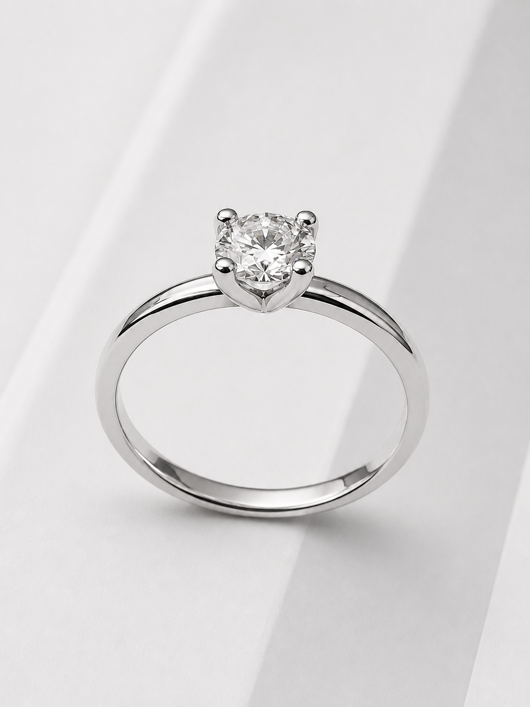 De Arn van Ess briljant ring E12 is een prachtige verlovingsring met een 14-karaats goudlegering. De ringmaat is 56 en hij weegt 2,5 gram. Het sieraad bevat een schitterende briljant geslepen diamant van 0,53 karaat, met VVS1 zuiverheid en E-kleur. Draag deze elegante ring bij speciale gelegenheden als symbool van eeuwige liefde. 