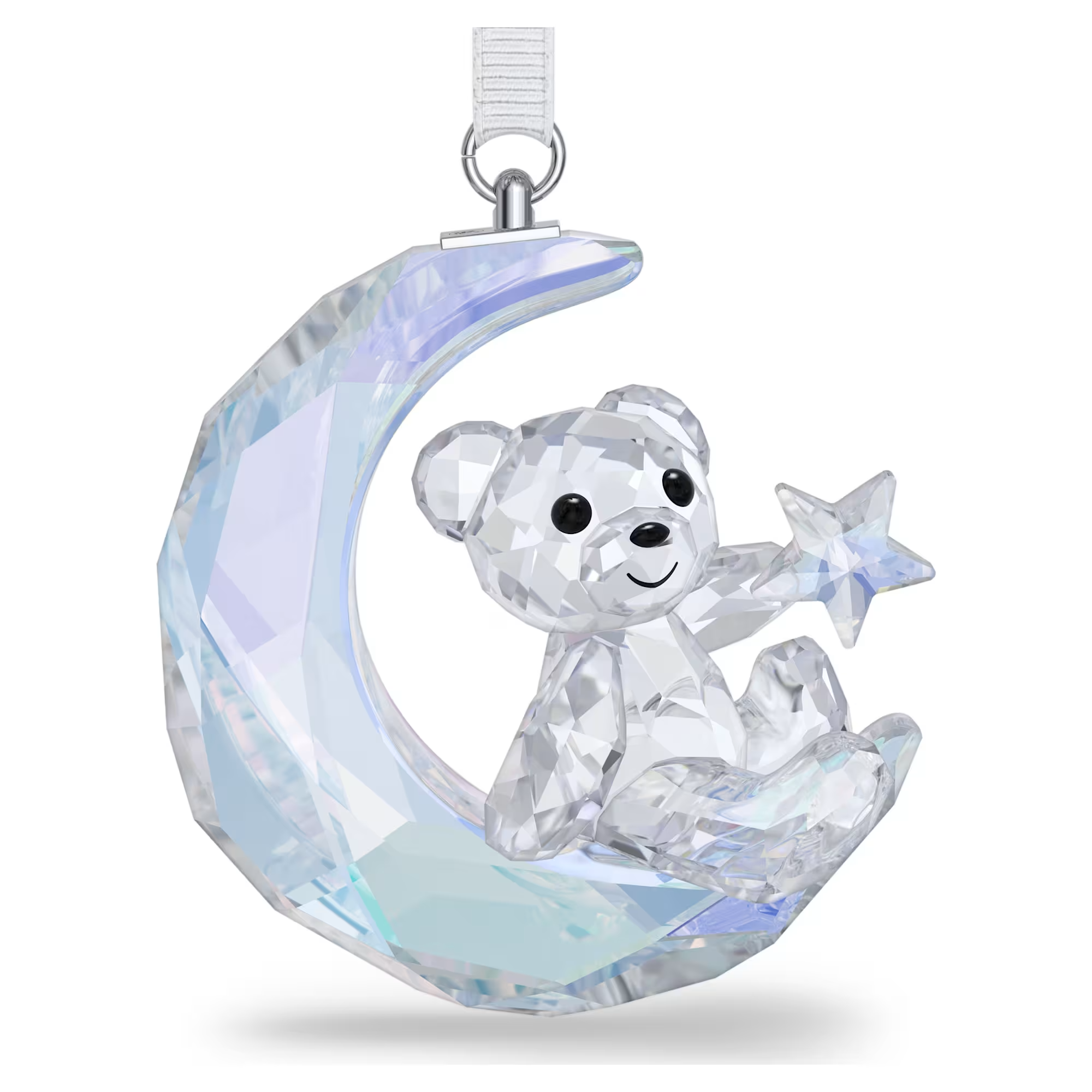 Dit dromerige ornament laat onze geliefde Beer Kris zien die een ster vasthoudt terwijl hij op een halve maan ontspant. Het ontwerp is gemaakt met het Aurore Boreale-effect van Swarovski en heeft 460 facetten. Het hangt aan een wit ripsband lint en zorgt voor eindeloze lichtweerkaatsingen bij elke beweging. Decoratief voorwerp. Geen speelgoed. Niet geschikt voor kinderen onder de 15 jaar.

Artikelnr.: 5732106
Collectie:  Kris Bear
Formaat: 6.2 x 2.8 x 5.3 cm
Ontwerper:  Parichehr Shirazi
Materiaal:  Kristallen, Polyester, Metaal
Kleur:  Blauw
