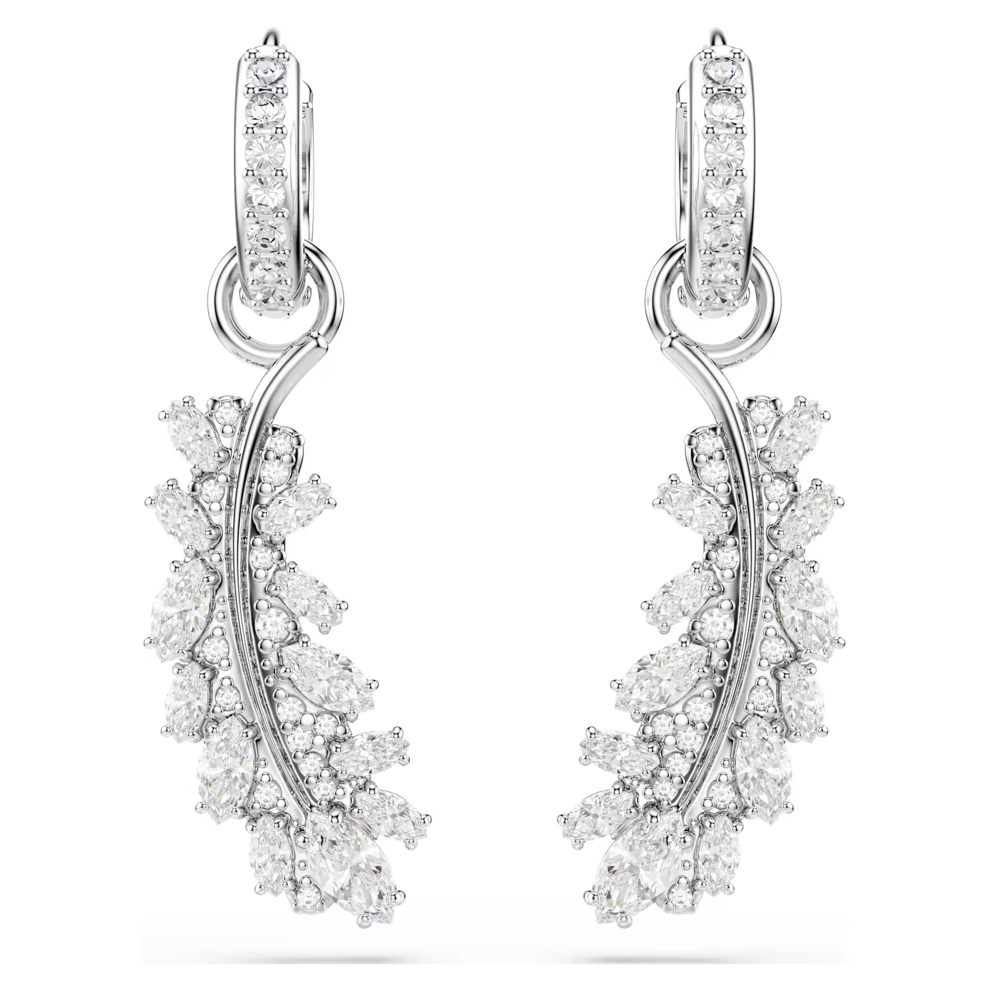 Deze oorbellen zijn ge&iuml;nspireerd op de schoonheid van de natuur en verwijzen naar de vorm van twee veren. Combineer ze met de bijpassende hanger om je look te laten stralen met Swarovski Zirkonia. Ge&iuml;nspireerd op de machtige Swarovski-zwaan brengen de veerachtige vormen van de Vienna-collectie een eerbetoon aan een traditie van creativiteit en savoir-faire.