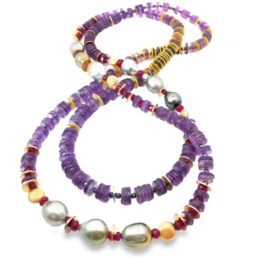 Das Collier zwei in eins, Modellnummer LANGES COLLIER, ist ein vielseitiges Schmuckst&uuml;ck der Kategorie [JEWEL]/[NECKLACE]. Es bietet elegante Tragem&ouml;glichkeiten, entweder als langes Collier oder als zwei einzelne Ketten  f&uuml;r k&uuml;rzeren Look. Perfekt f&uuml;r den Tag und Abend: Kombinieren Sie es mit formeller oder legerer Kleidung f&uuml;r einen stilvollen Akzent.