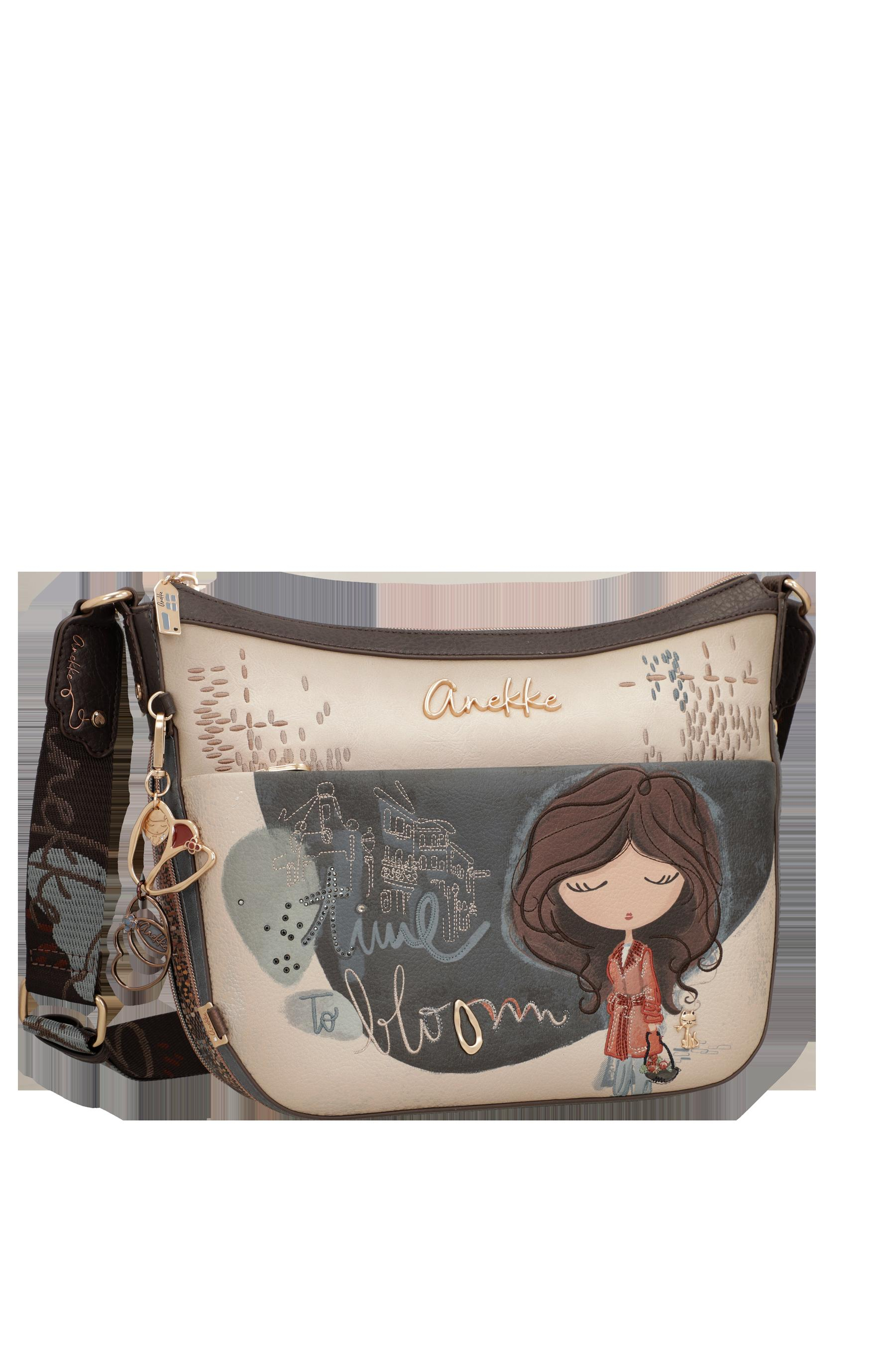 Anekke Crossbody Tas &ndash; Nederland Collectie | Stijlvol, Praktisch & Uniek
Ontdek de charme van Nederland met deze prachtige Anekke crossbody tas uit de nieuwste reiscollectie. Tijdens haar bijzondere wereldreis doet Anekke ook Nederland aan. De tas is ge&iuml;nspireerd op de schoonheid, cultuur en sfeer van ons land en vertelt, zoals je van Anekke gewend bent, een uniek verhaal vol details.

Deze compacte schoudertas is ideaal voor dagelijks gebruik. Dankzij het verstelbare schouderhengsel draag je de tas comfortabel crossbody, terwijl de handige vakindeling voldoende ruimte biedt voor je telefoon, portemonnee, sleutels en andere dagelijkse benodigdheden. De hoogwaardige afwerking, kleurrijke prints en verfijnde borduursels maken deze tas tot een echte blikvanger.

Of je nu een dagje gaat winkelen, een stedentrip maakt of op zoek bent naar een stijlvolle tas voor iedere dag, deze Anekke crossbody combineert functionaliteit met een bijzonder design.

Kenmerken
Originele Anekke Nederland-collectie
Verstelbare crossbody schouderband
Praktische vakindeling met ritssluiting
Hoogwaardige afwerking met unieke Anekke-details
Compact formaat voor dagelijks gebrui