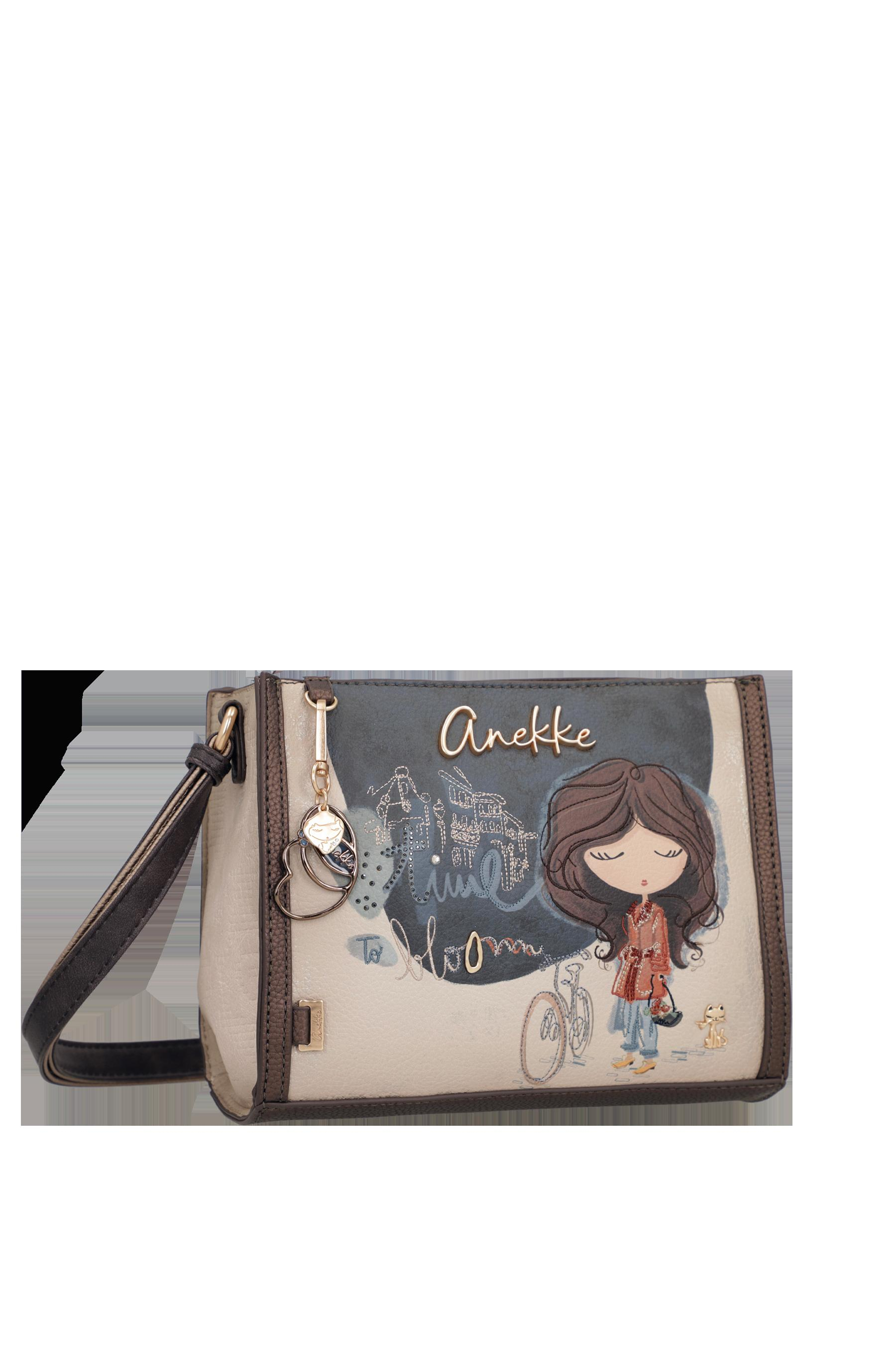 Anekke Crossbody Tas &ndash; Nederland Collectie | Stijlvol, Praktisch & Uniek
Ontdek de charme van Nederland met deze prachtige Anekke crossbody tas uit de nieuwste reiscollectie. Tijdens haar bijzondere wereldreis doet Anekke ook Nederland aan. De tas is ge&iuml;nspireerd op de schoonheid, cultuur en sfeer van ons land en vertelt, zoals je van Anekke gewend bent, een uniek verhaal vol details.

Deze compacte schoudertas is ideaal voor dagelijks gebruik. Dankzij het verstelbare schouderhengsel draag je de tas comfortabel crossbody, terwijl de handige vakindeling voldoende ruimte biedt voor je telefoon, portemonnee, sleutels en andere dagelijkse benodigdheden. De hoogwaardige afwerking, kleurrijke prints en verfijnde borduursels maken deze tas tot een echte blikvanger.

Of je nu een dagje gaat winkelen, een stedentrip maakt of op zoek bent naar een stijlvolle tas voor iedere dag, deze Anekke crossbody combineert functionaliteit met een bijzonder design.

Kenmerken
Originele Anekke Nederland-collectie
Verstelbare crossbody schouderband
Praktische vakindeling met ritssluiting
Hoogwaardige afwerking met unieke Anekke-details
Compact formaat voor dagelijks gebruik