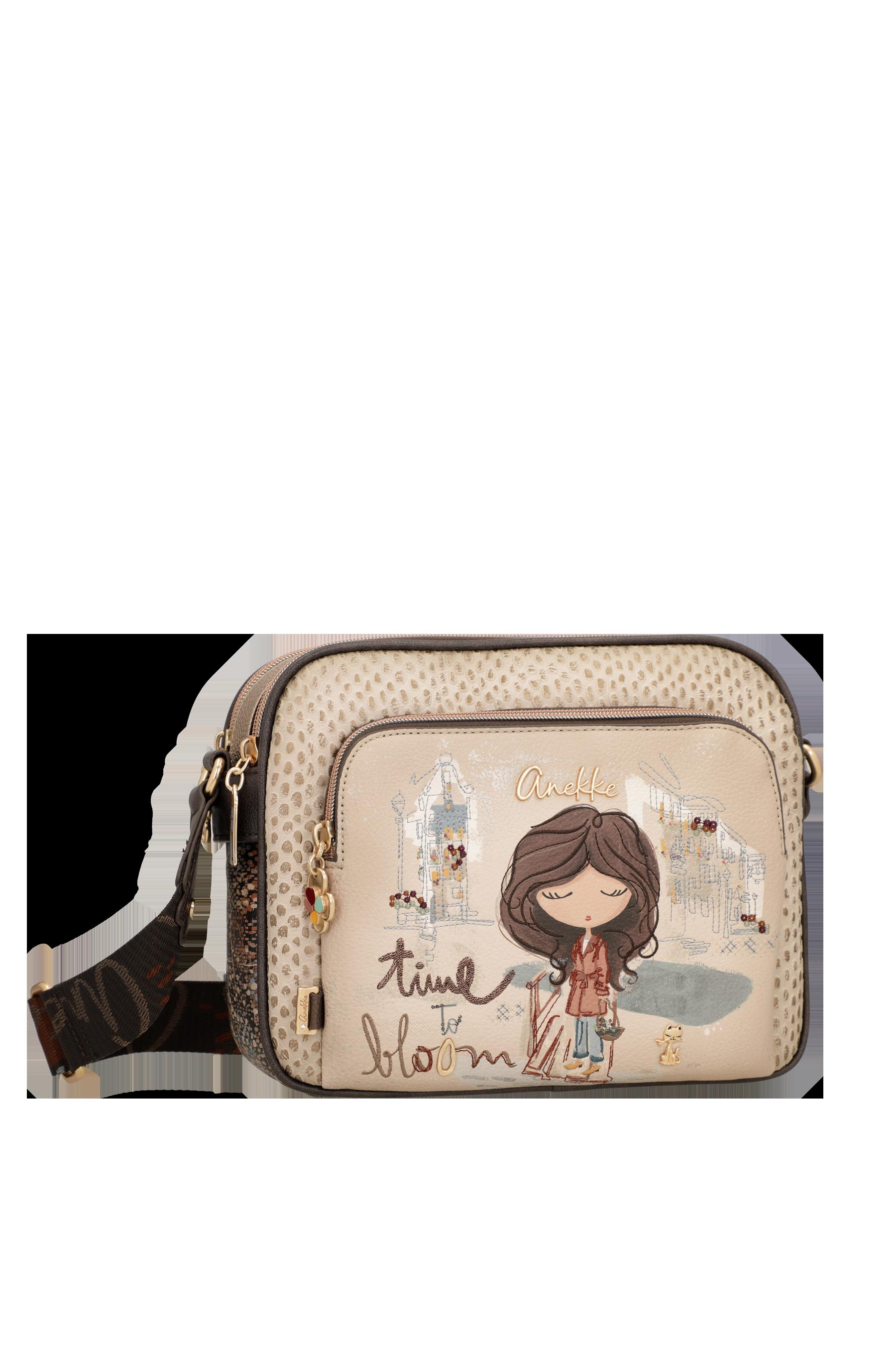 Anekke Crossbody Tas &ndash; Nederland Collectie | Stijlvol, Praktisch & Uniek
Ontdek de charme van Nederland met deze prachtige Anekke crossbody tas uit de nieuwste reiscollectie. Tijdens haar bijzondere wereldreis doet Anekke ook Nederland aan. De tas is ge&iuml;nspireerd op de schoonheid, cultuur en sfeer van ons land en vertelt, zoals je van Anekke gewend bent, een uniek verhaal vol details.

Deze compacte schoudertas is ideaal voor dagelijks gebruik. Dankzij het verstelbare schouderhengsel draag je de tas comfortabel crossbody, terwijl de handige vakindeling voldoende ruimte biedt voor je telefoon, portemonnee, sleutels en andere dagelijkse benodigdheden. De hoogwaardige afwerking, kleurrijke prints en verfijnde borduursels maken deze tas tot een echte blikvanger.

Of je nu een dagje gaat winkelen, een stedentrip maakt of op zoek bent naar een stijlvolle tas voor iedere dag, deze Anekke crossbody combineert functionaliteit met een bijzonder design.

Kenmerken
Originele Anekke Nederland-collectie
Verstelbare crossbody schouderband
Praktische vakindeling met ritssluiting
Hoogwaardige afwerking met unieke Anekke-details
Compact formaat voor dagelijks gebruik