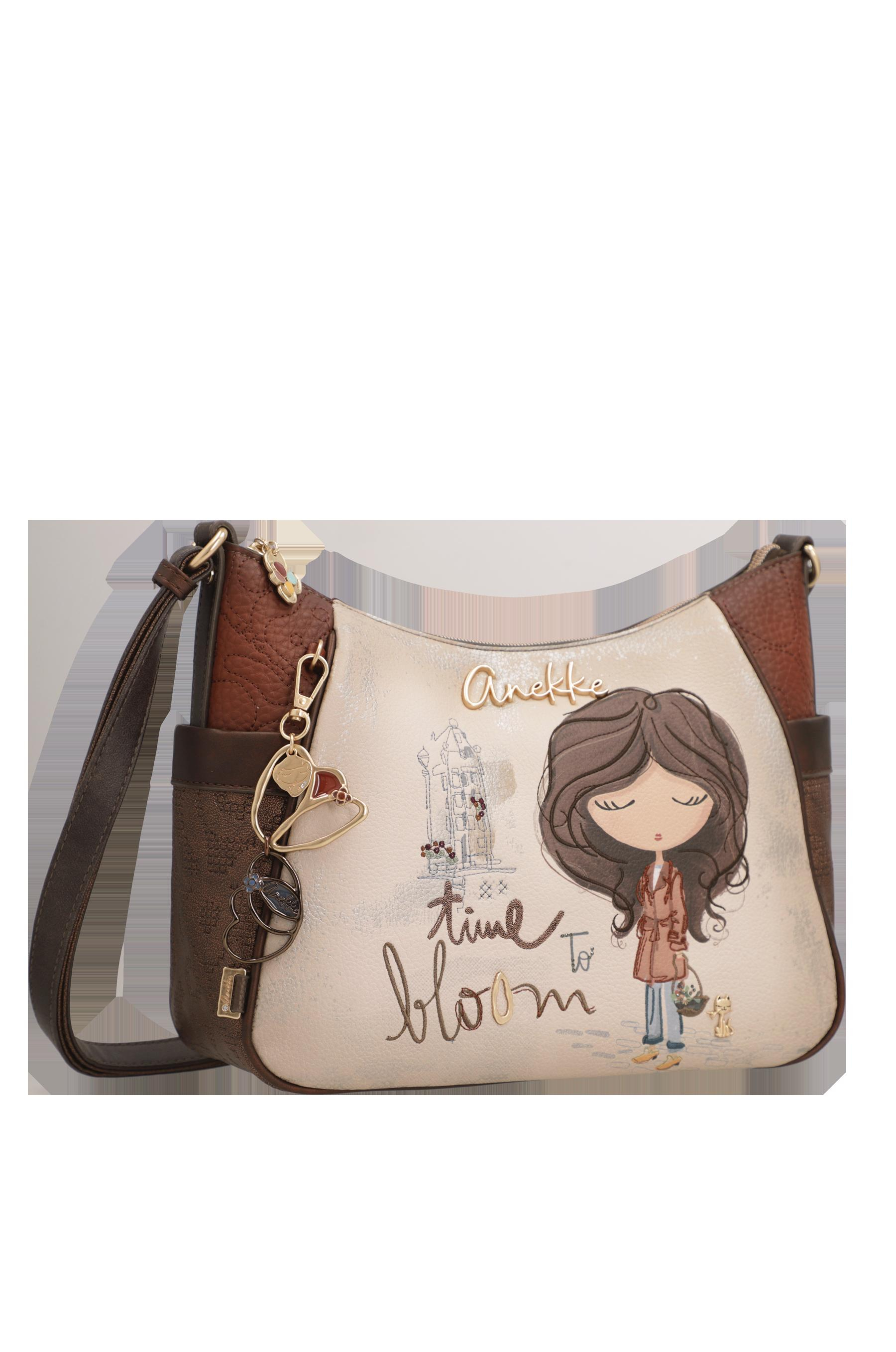 Anekke Crossbody Tas &ndash; Nederland Collectie | Stijlvol, Praktisch & Uniek
Ontdek de charme van Nederland met deze prachtige Anekke crossbody tas uit de nieuwste reiscollectie. Tijdens haar bijzondere wereldreis doet Anekke ook Nederland aan. De tas is ge&iuml;nspireerd op de schoonheid, cultuur en sfeer van ons land en vertelt, zoals je van Anekke gewend bent, een uniek verhaal vol details.

Deze compacte schoudertas is ideaal voor dagelijks gebruik. Dankzij het verstelbare schouderhengsel draag je de tas comfortabel crossbody, terwijl de handige vakindeling voldoende ruimte biedt voor je telefoon, portemonnee, sleutels en andere dagelijkse benodigdheden. De hoogwaardige afwerking, kleurrijke prints en verfijnde borduursels maken deze tas tot een echte blikvanger.

Of je nu een dagje gaat winkelen, een stedentrip maakt of op zoek bent naar een stijlvolle tas voor iedere dag, deze Anekke crossbody combineert functionaliteit met een bijzonder design.

Kenmerken
Originele Anekke Nederland-collectie
Verstelbare crossbody schouderband
Praktische vakindeling met ritssluiting
Hoogwaardige afwerking met unieke Anekke-details
Compact formaat voor dagelijks gebruik